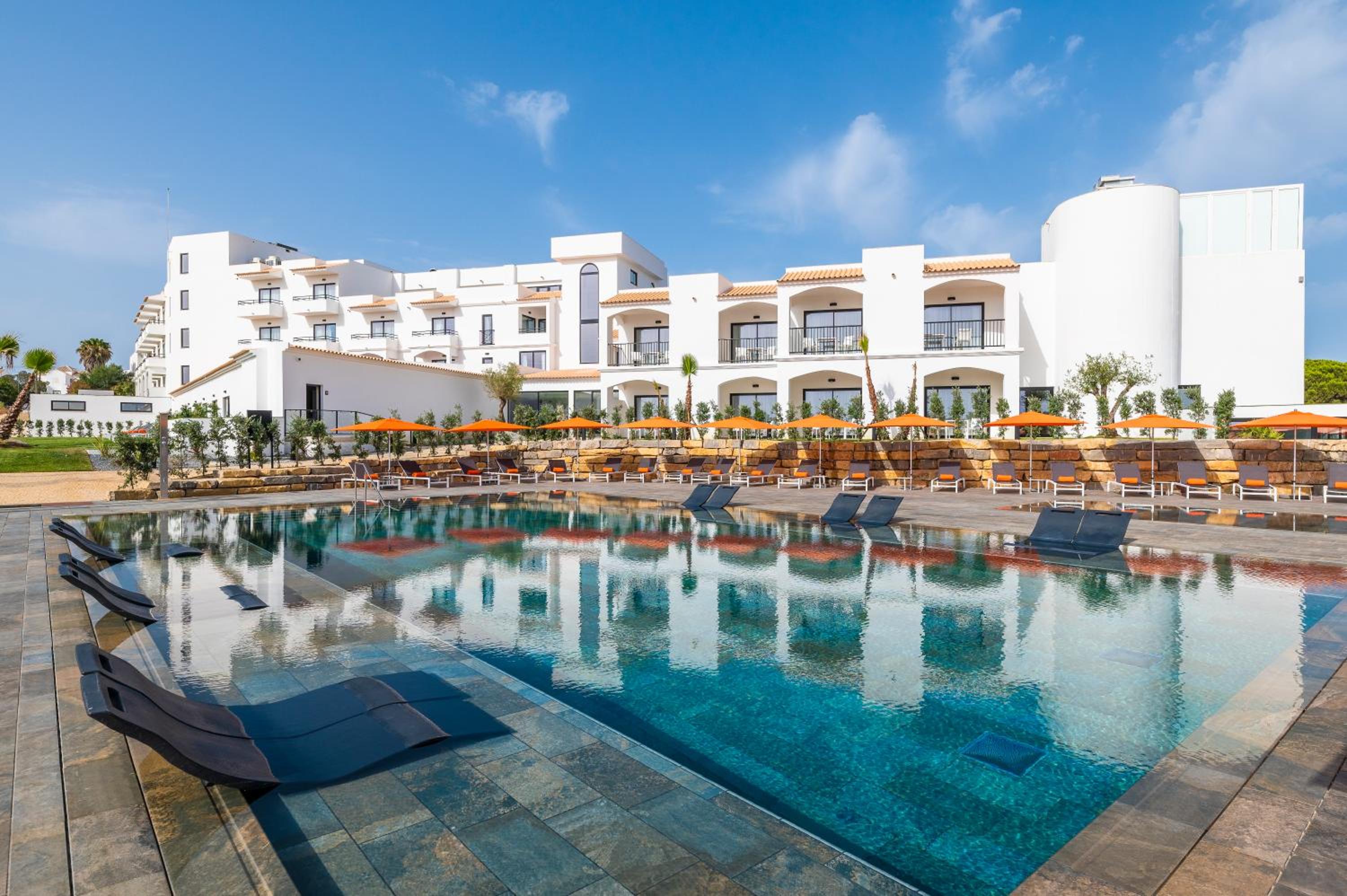 Superior Double or Twin Room with Pool View - Photo 9