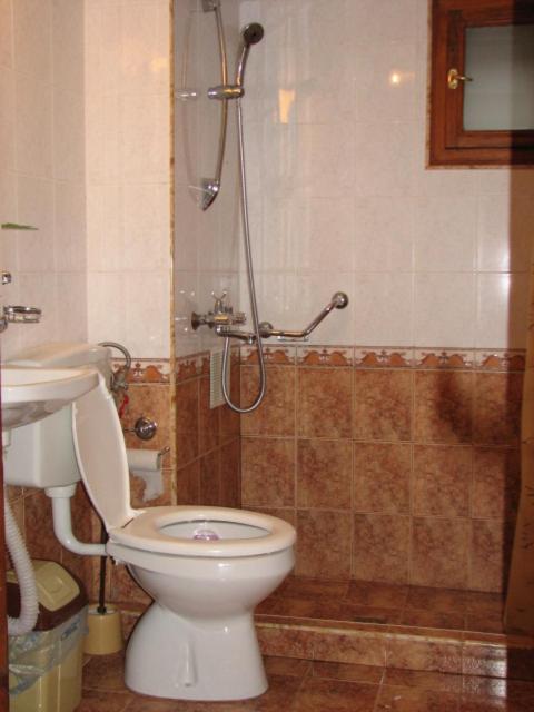 Family Room with Private Bathroom photo 2