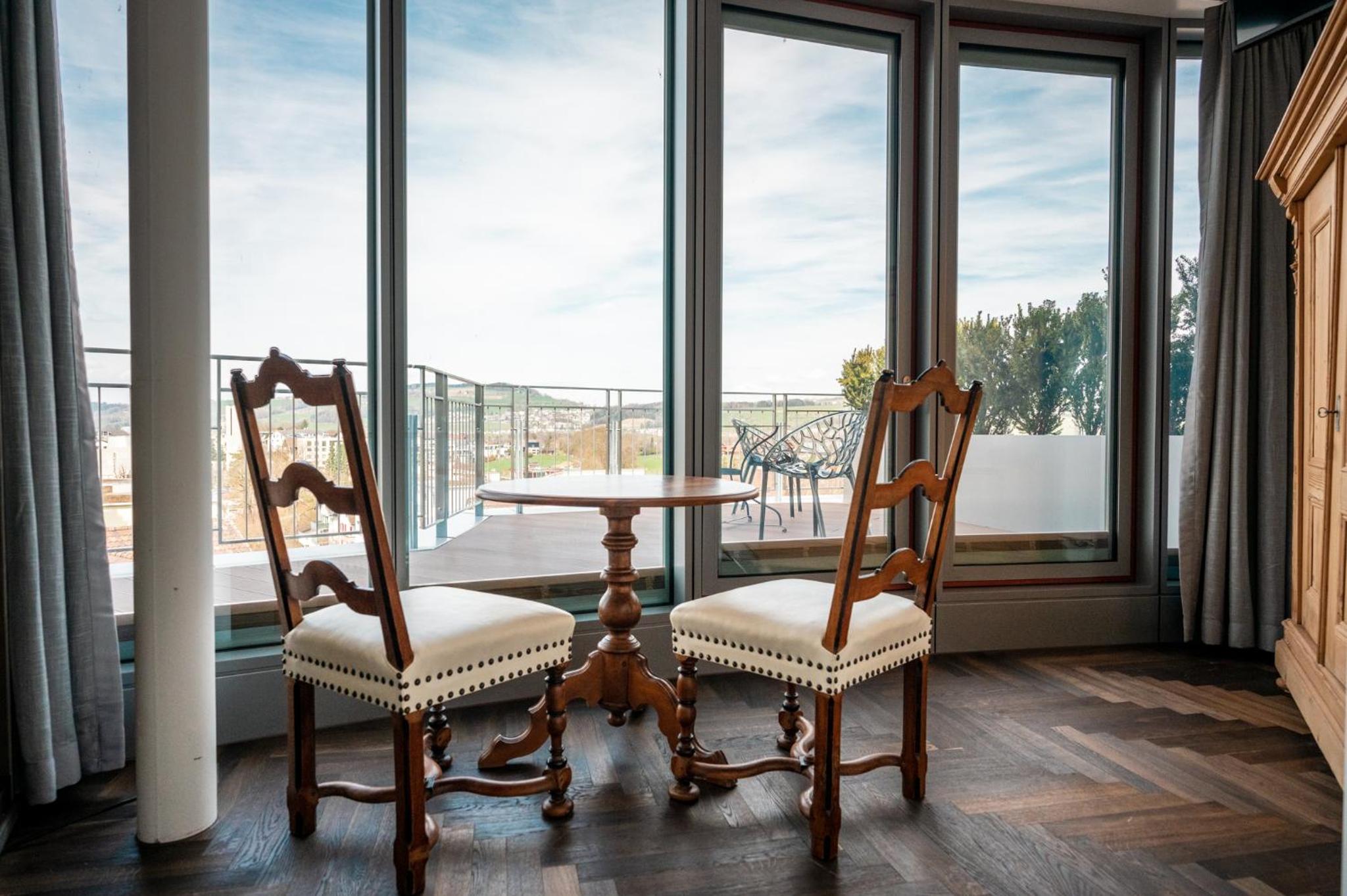 Penthouse Studio with Panoramic Lake View - Photo 2