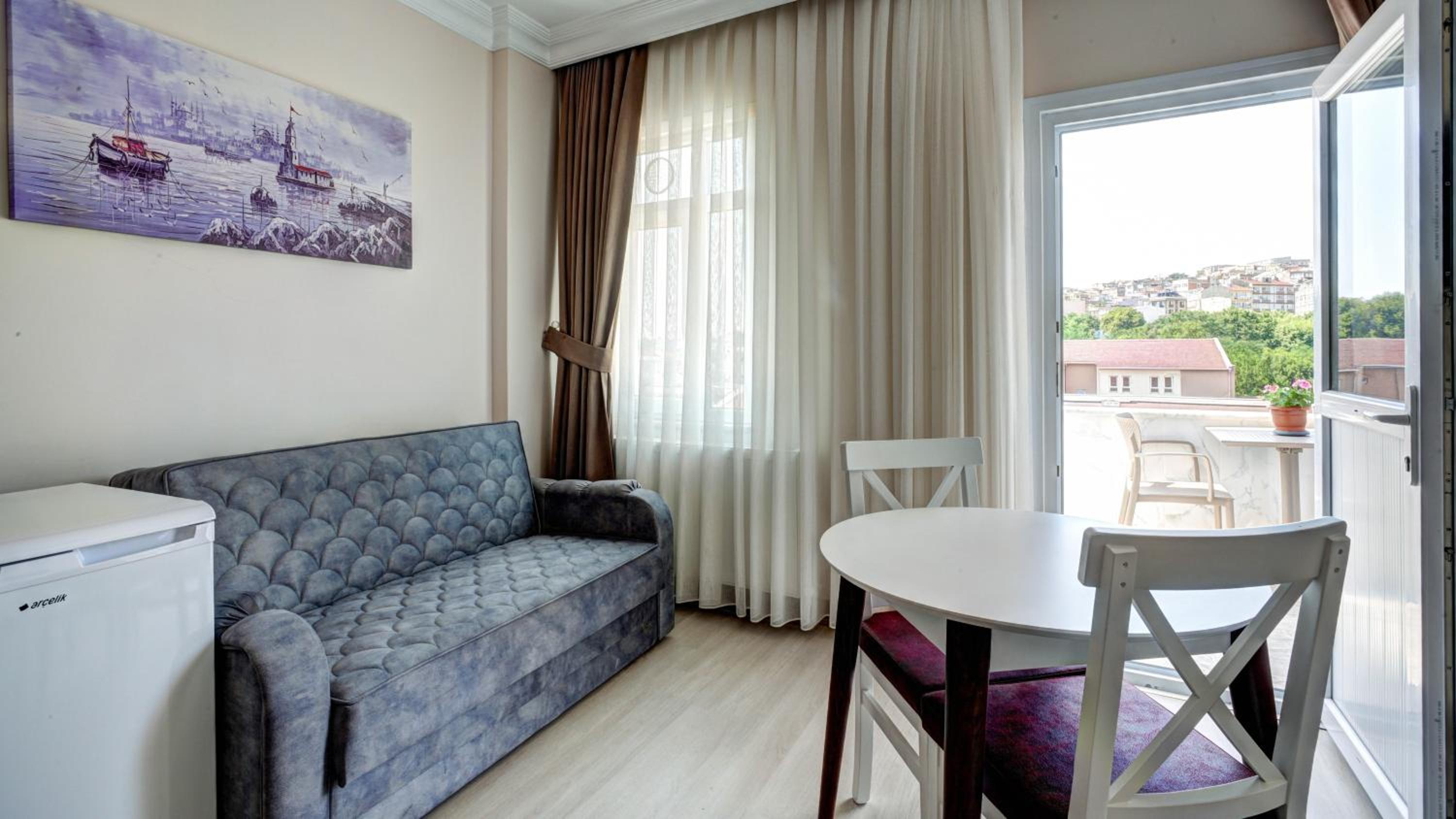 Apartment with Balcony photo 2