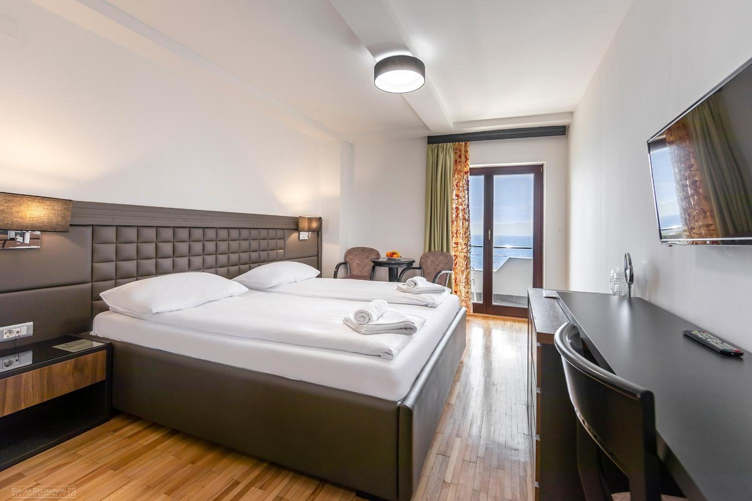 Double Room with Lake View - Photo 11