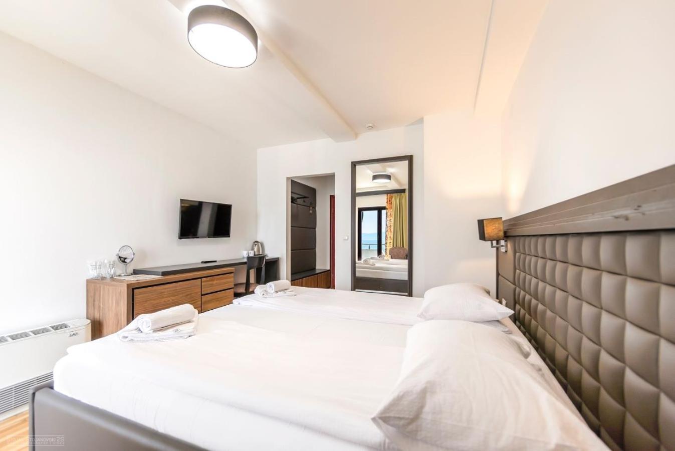 Double Room with Lake View - Photo 10