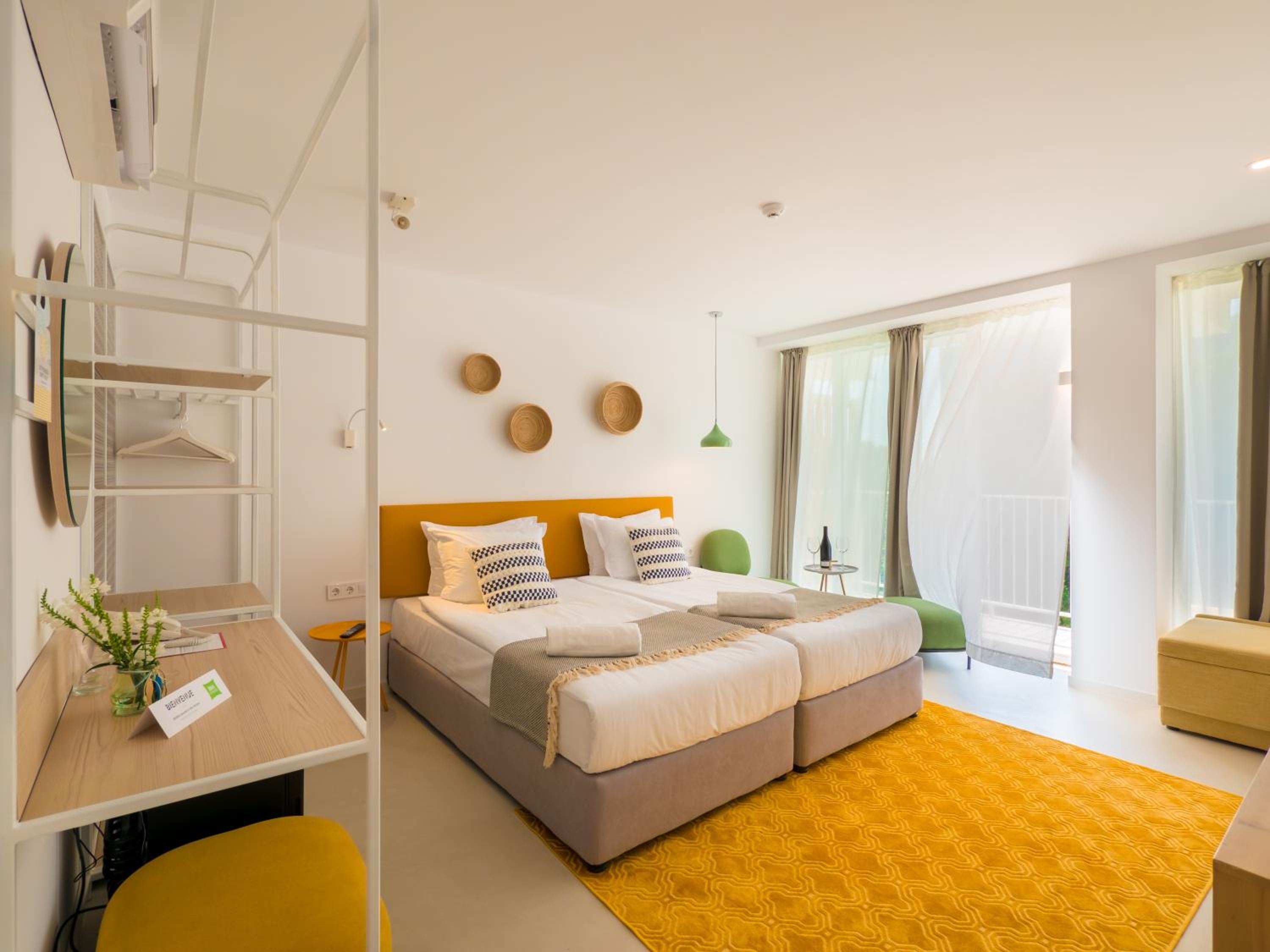 Standard Twin Room with Sofa - Photo 5