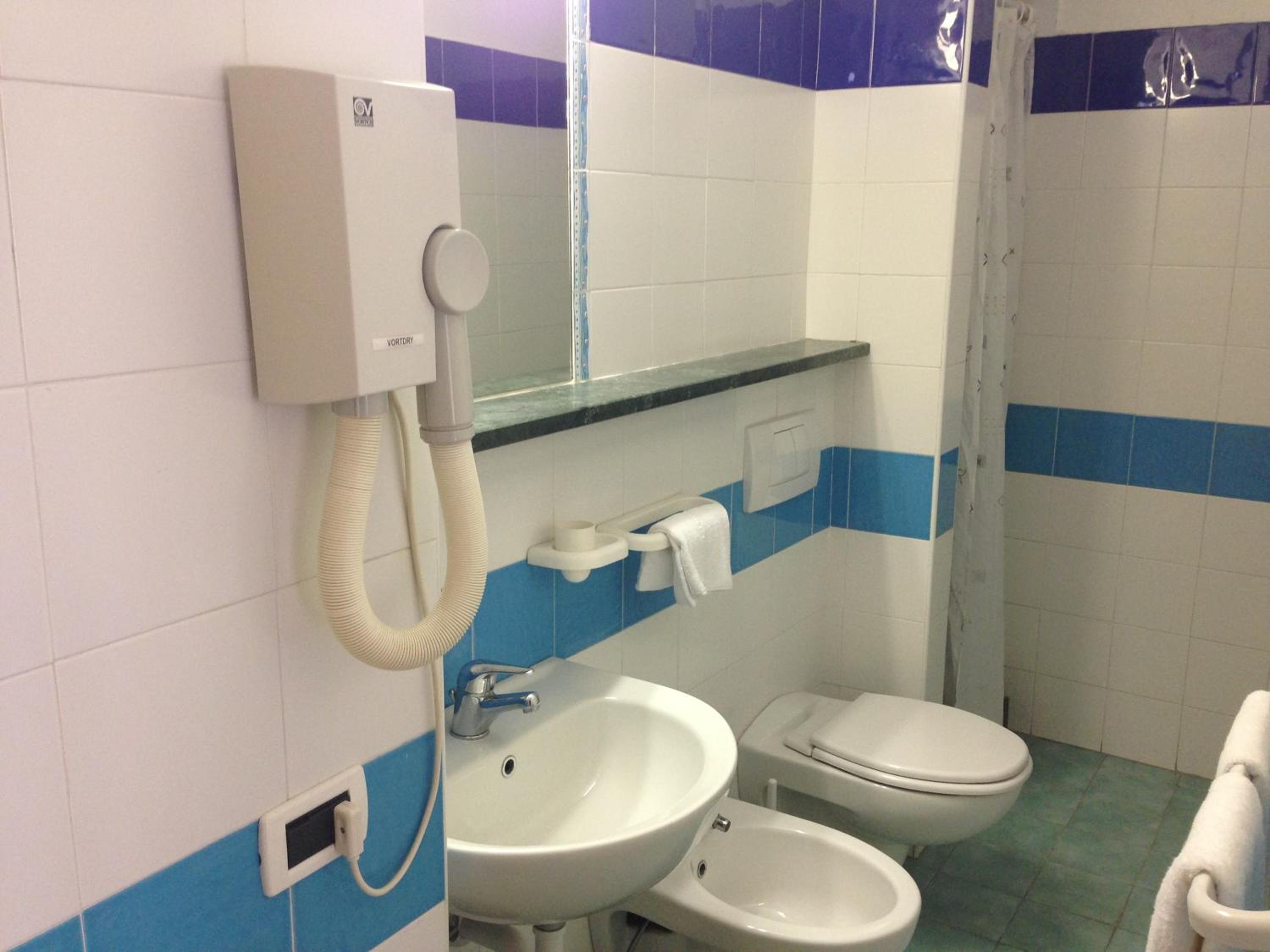 Double or Twin Room - Photo 4