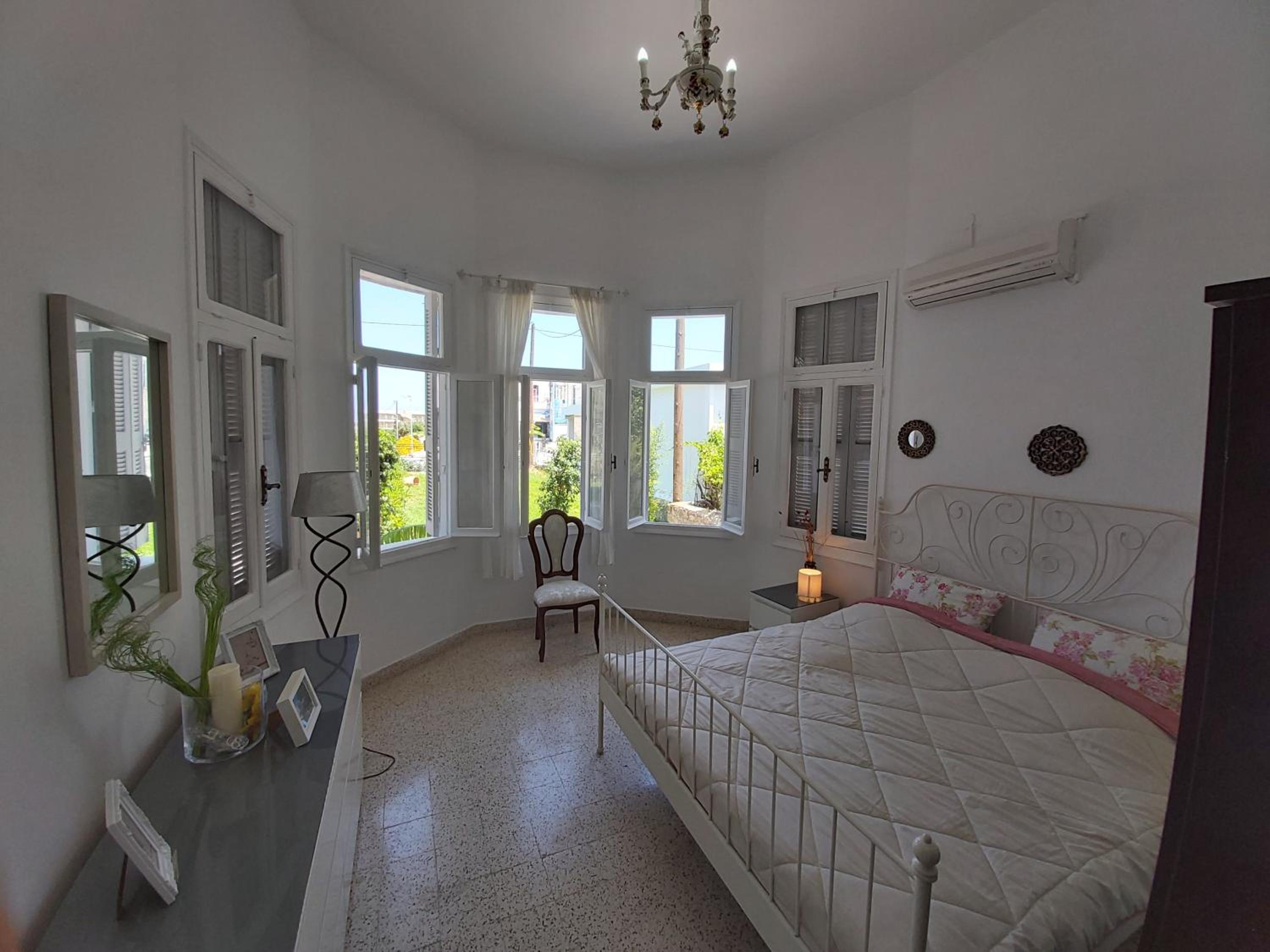 Five-Bedroom House photo 1
