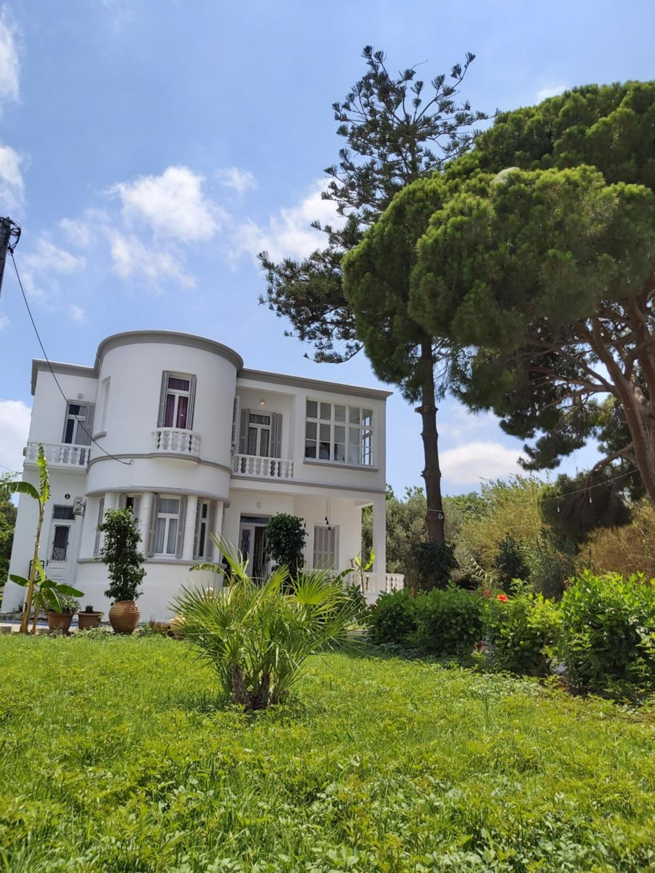Five-Bedroom House photo 2