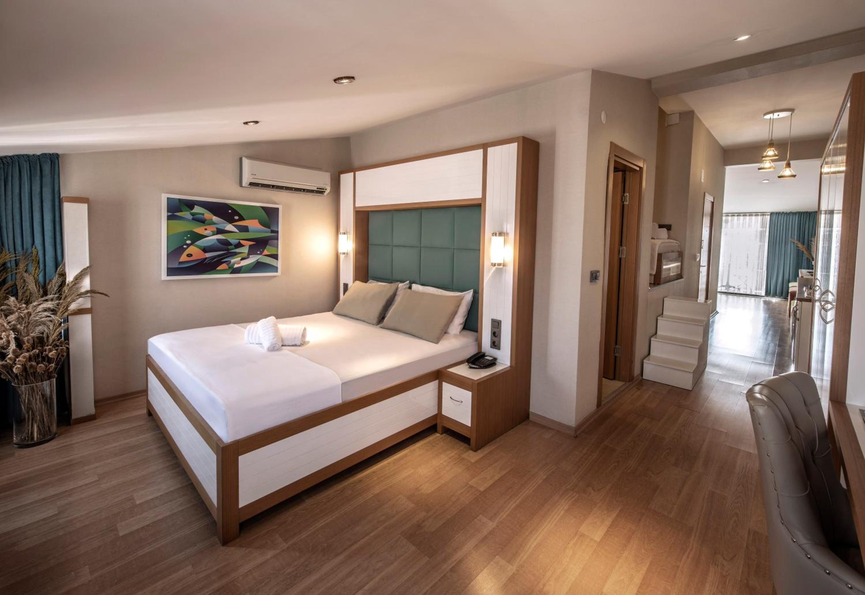 King Suite with Balcony photo 3
