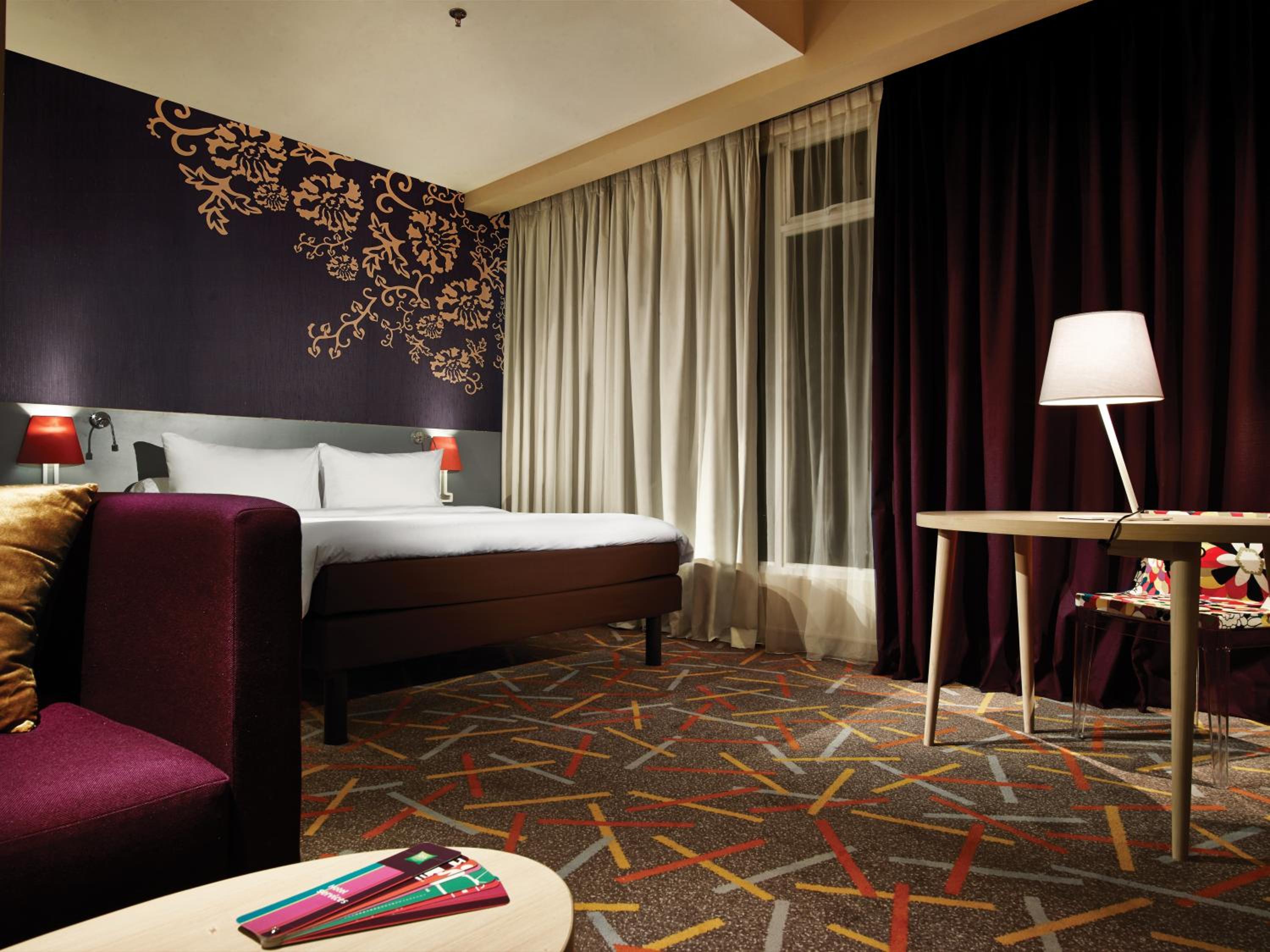 Deluxe King Room with Sofa photo 3