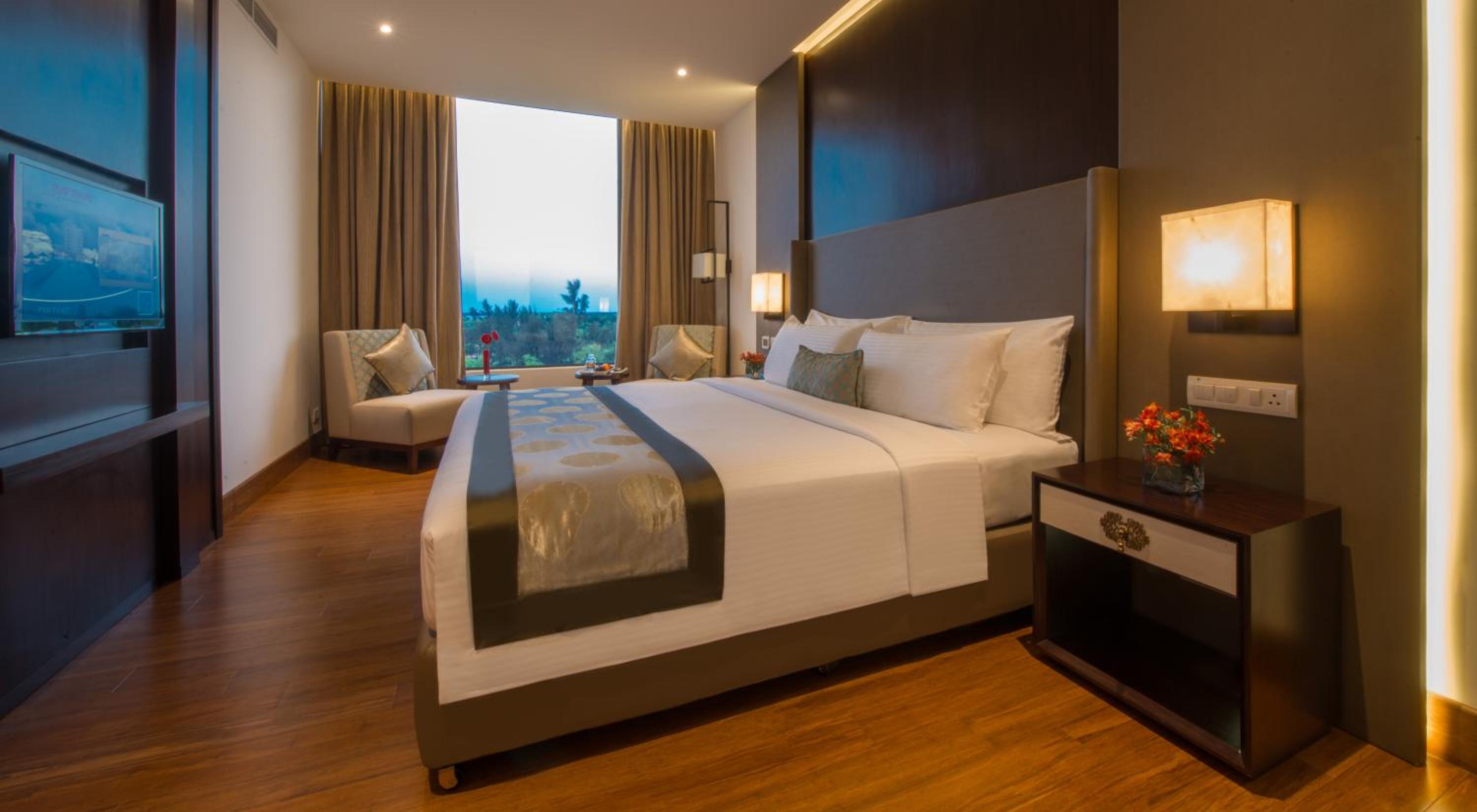 Premium Room King Bed including One Way Airport Transfer - Photo 9