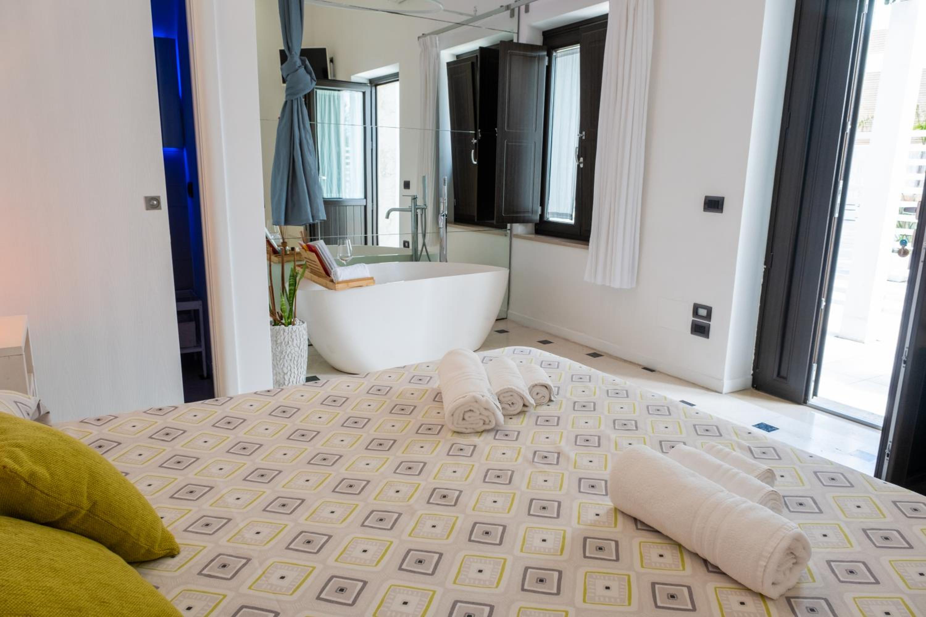 Deluxe Double Room with Bath photo 3
