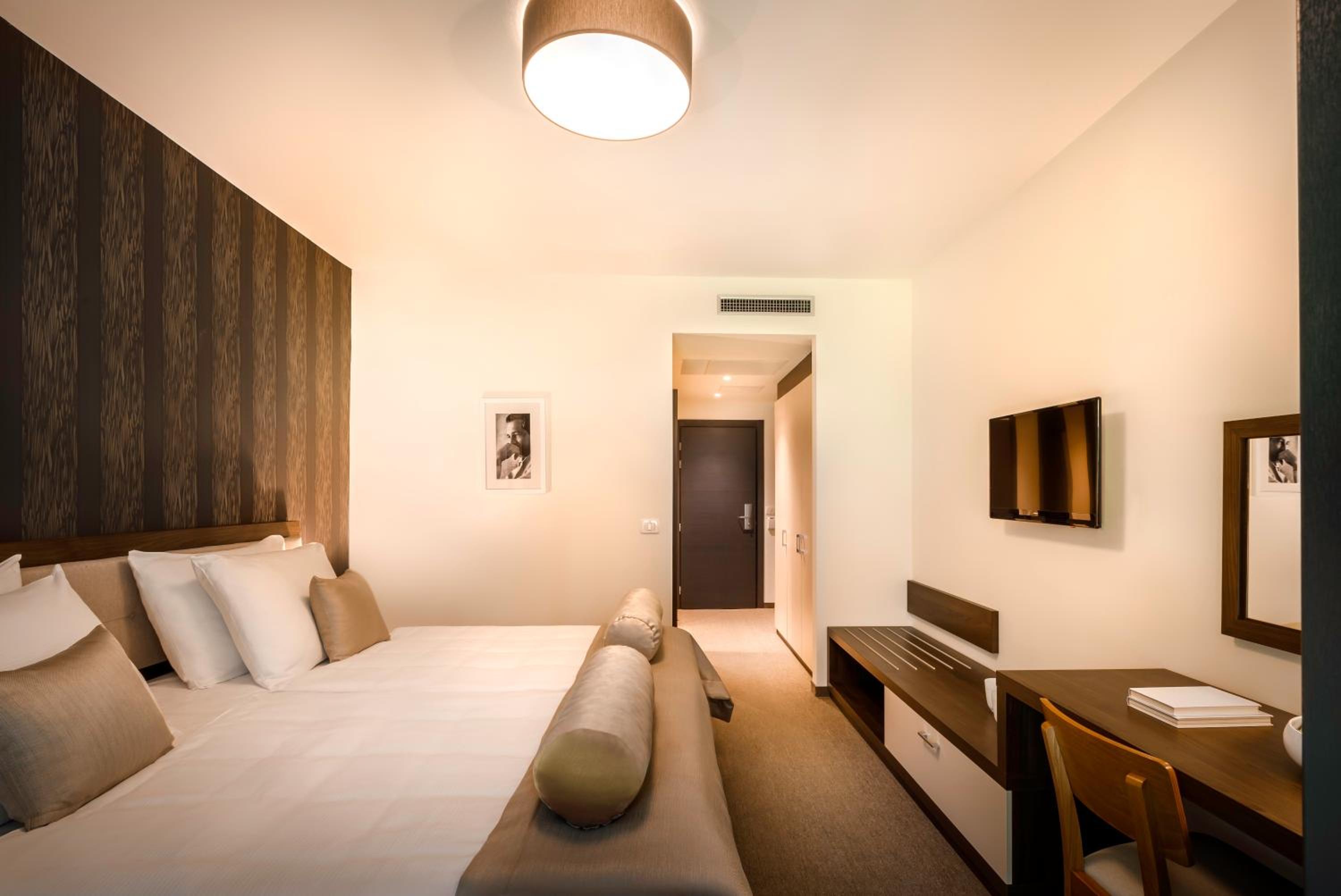 Standard Twin Room with Park View - Photo 7