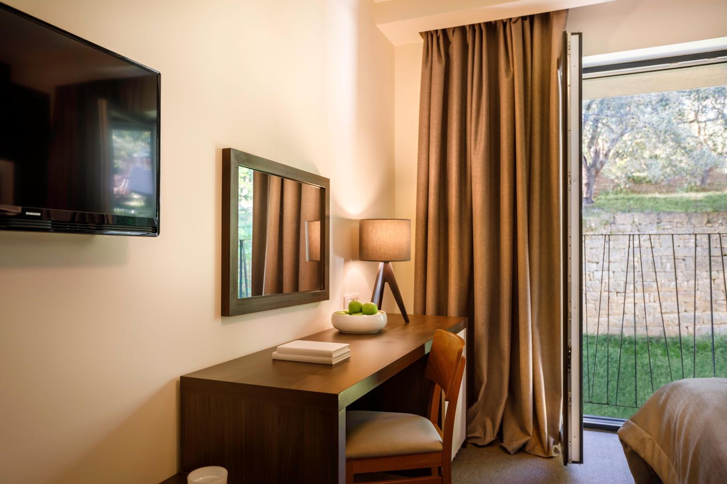 Standard Twin Room with Park View - Photo 2