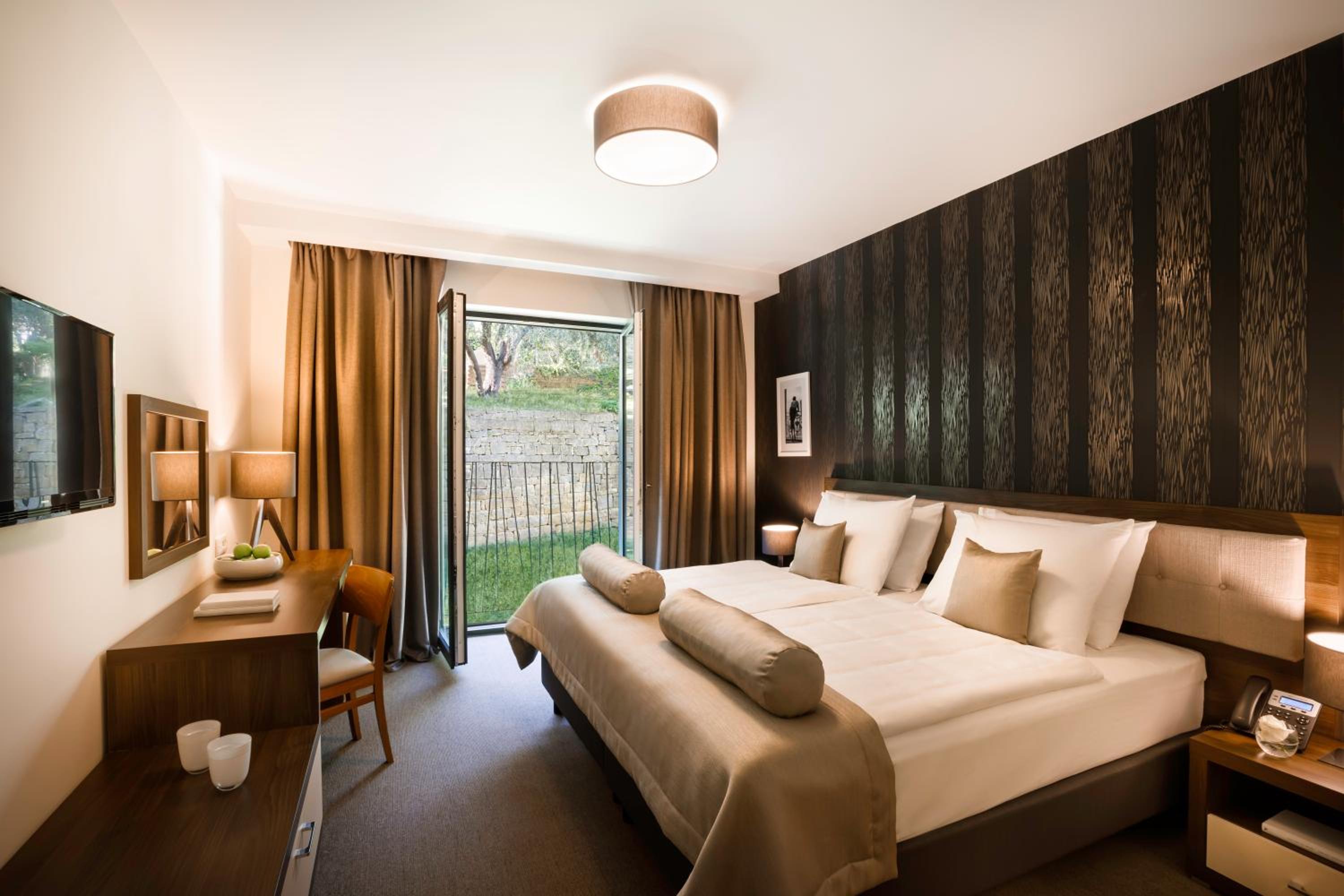 Standard Twin Room with Park View - Photo 6