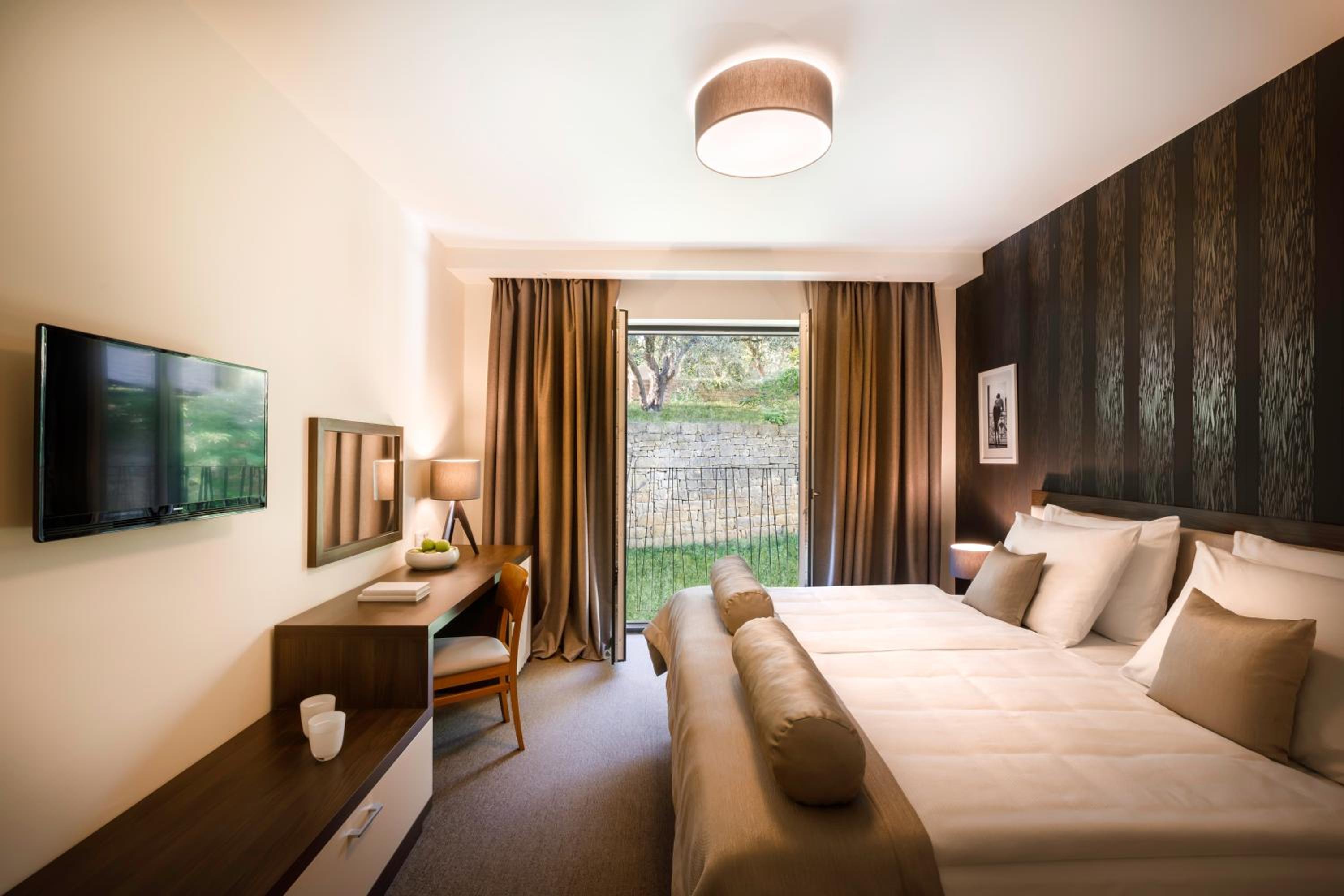 Standard Twin Room with Park View - Photo 3