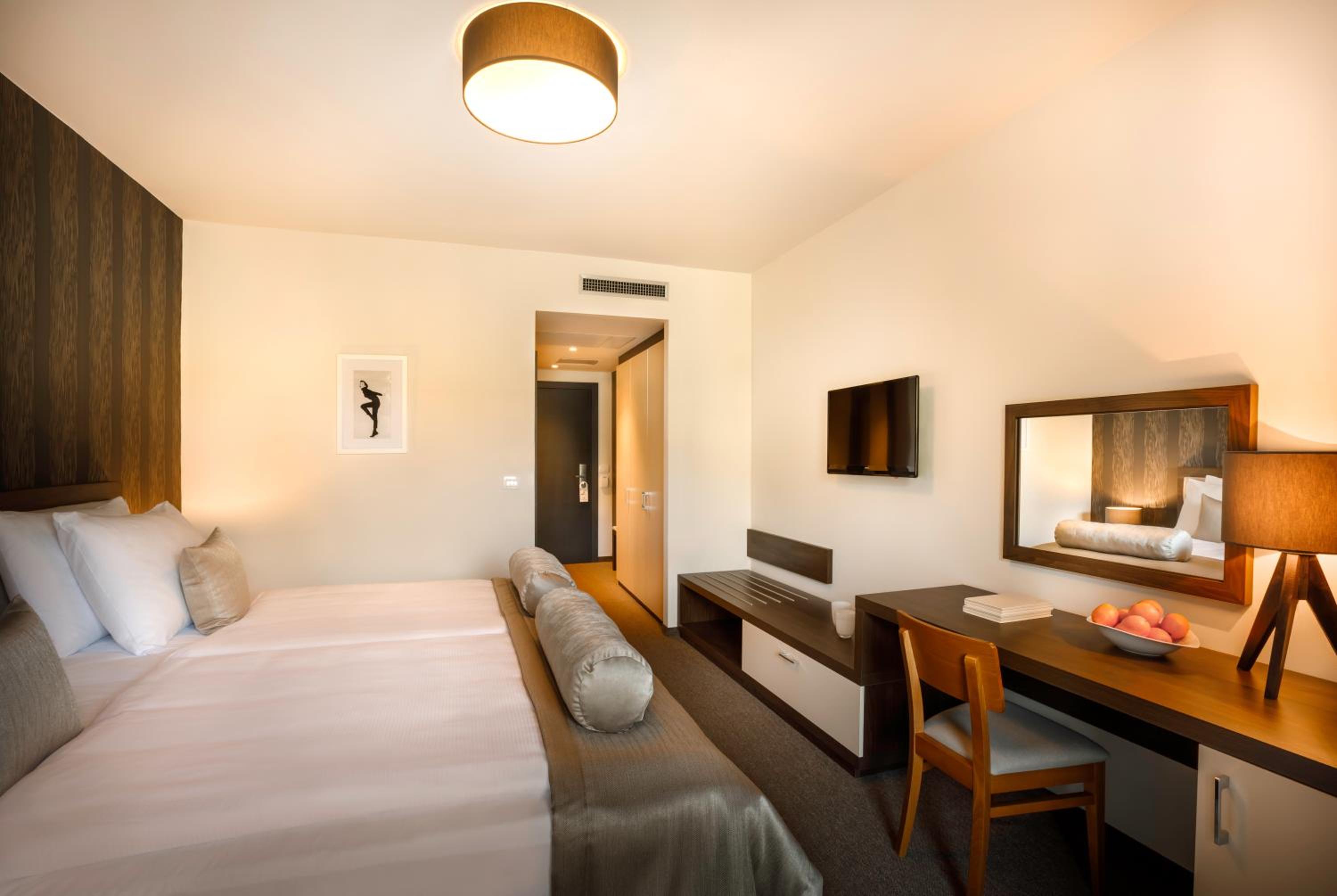 Standard Twin Room with Park View - Photo 5