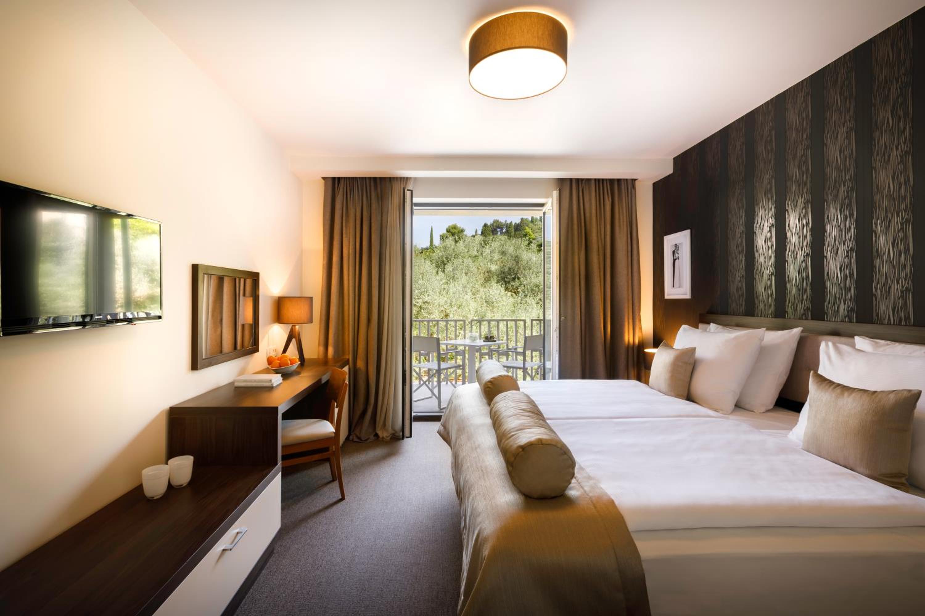 Standard Twin Room with Balcony and Park View - Photo 2