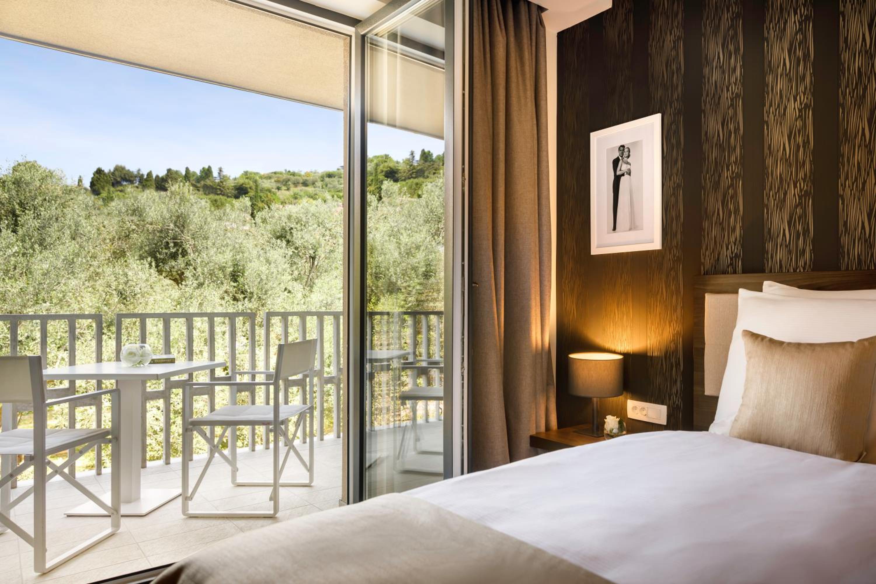Standard Twin Room with Balcony and Park View - Photo 3