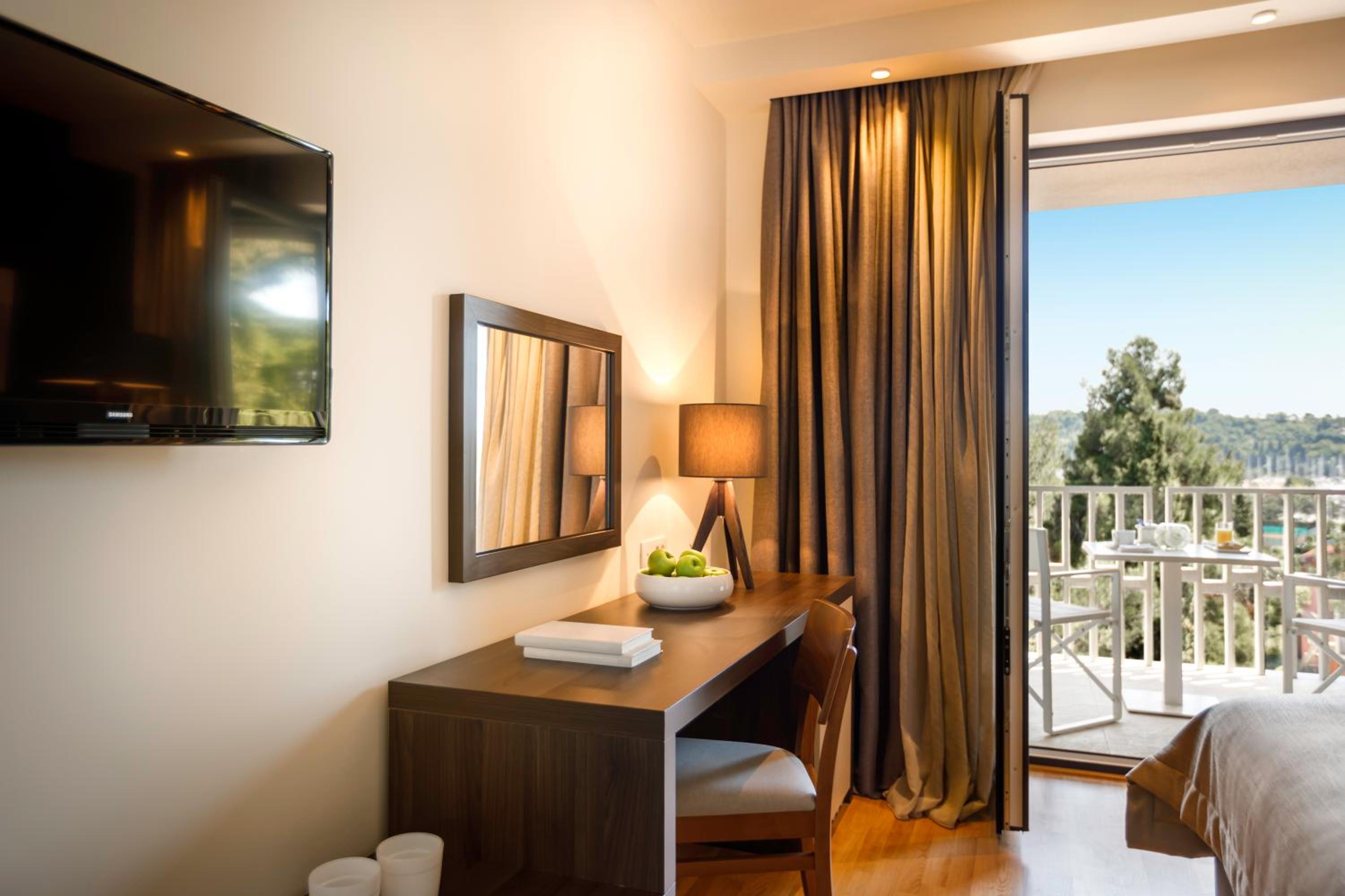 Standard Double Room with Balcony and Park View - Photo 4