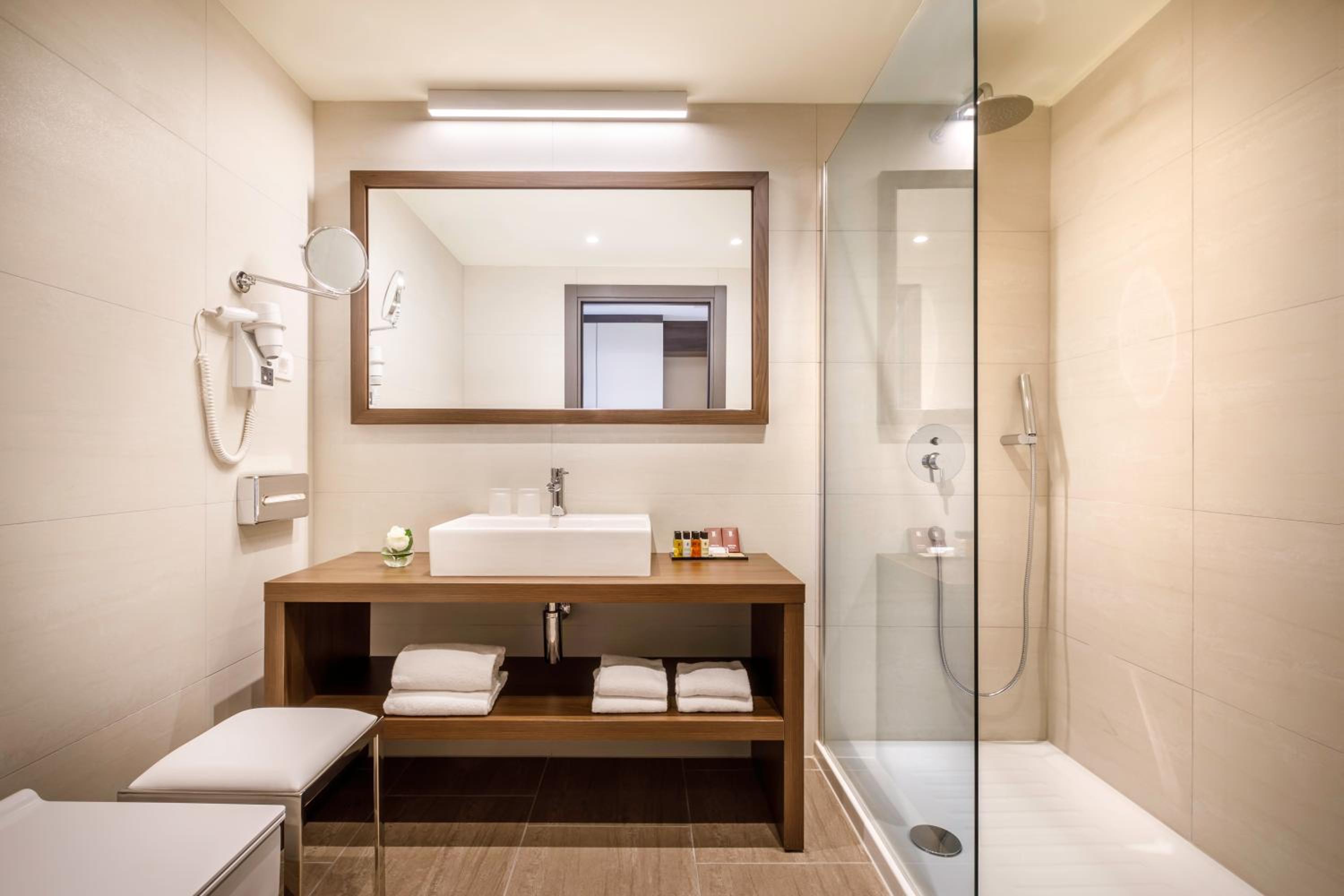 Standard Double Room with Balcony and Park View - Photo 5