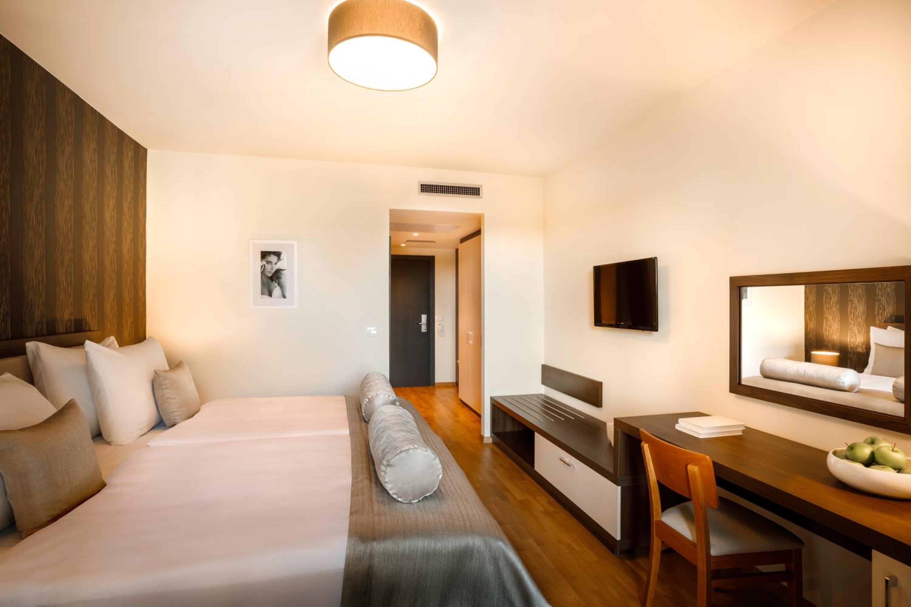 Standard Double Room with Balcony and Park View - Photo 3