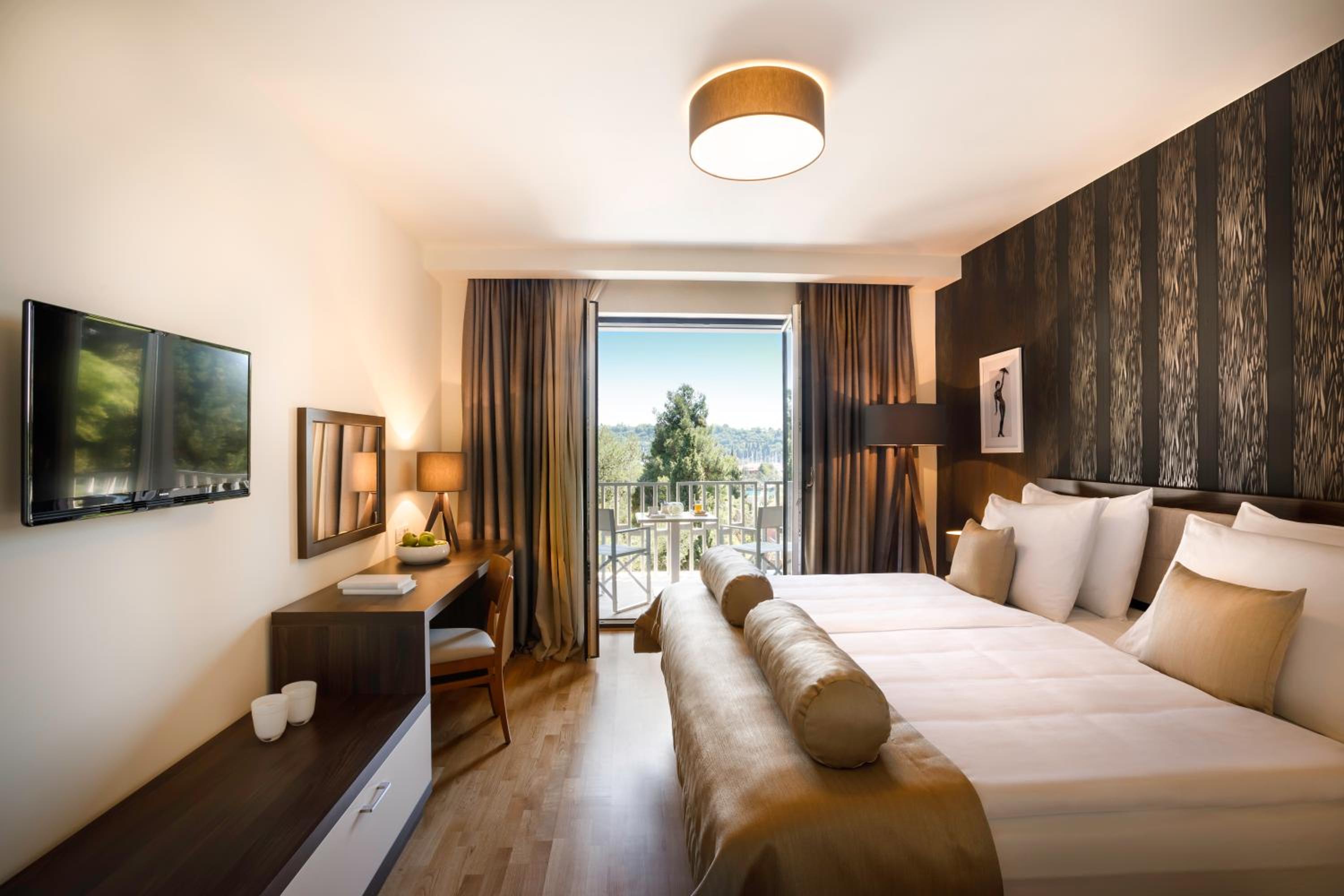 Standard Double Room with Balcony and Park View - Photo 7