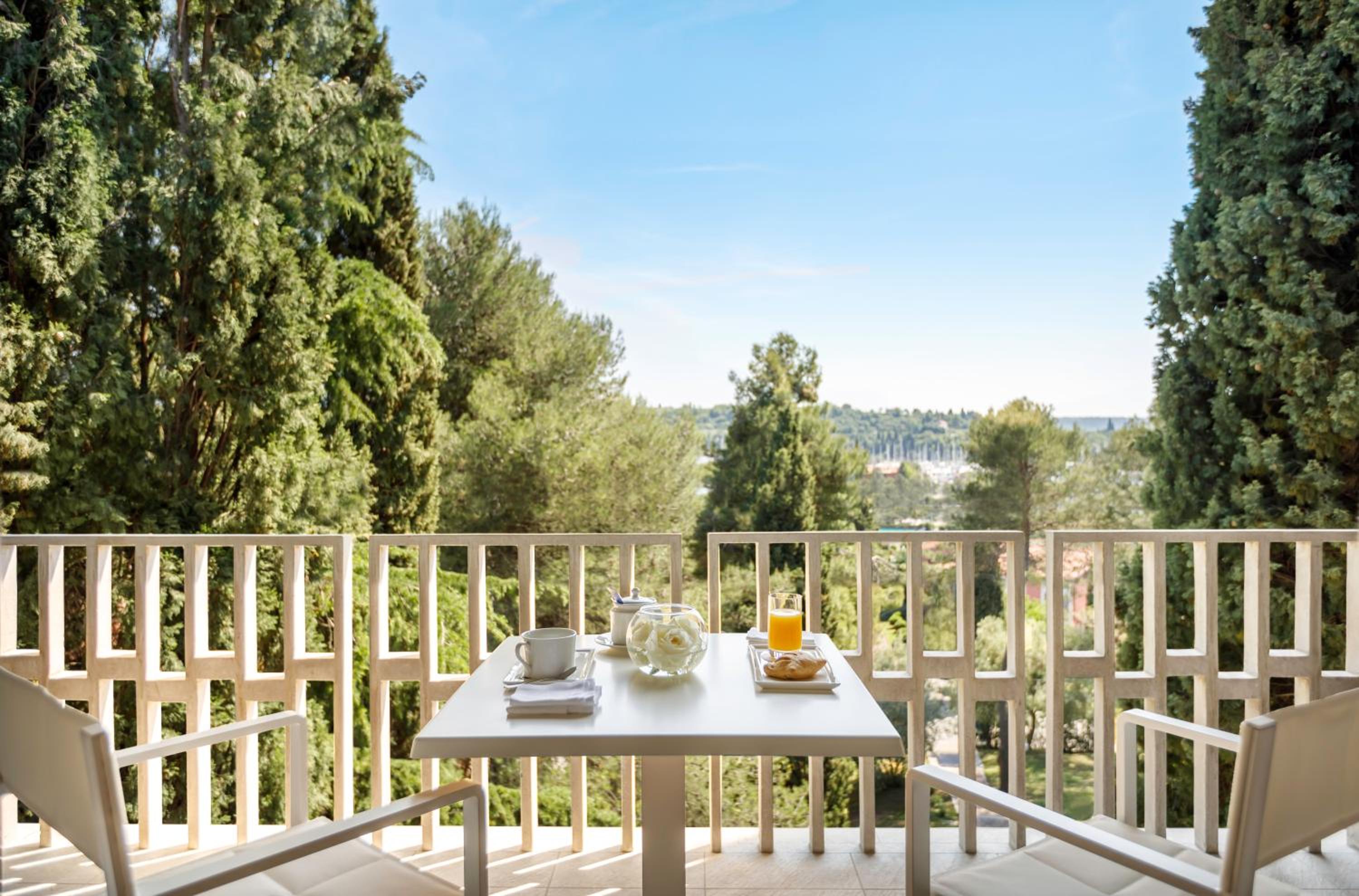 Standard Double Room with Balcony and Park View - Photo 2