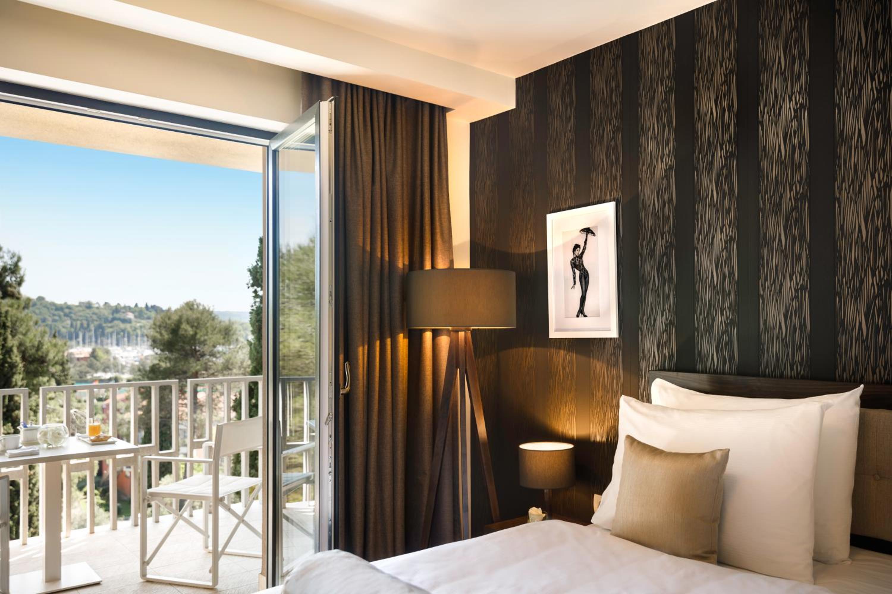 Standard Double Room with Balcony and Park View - Photo 8