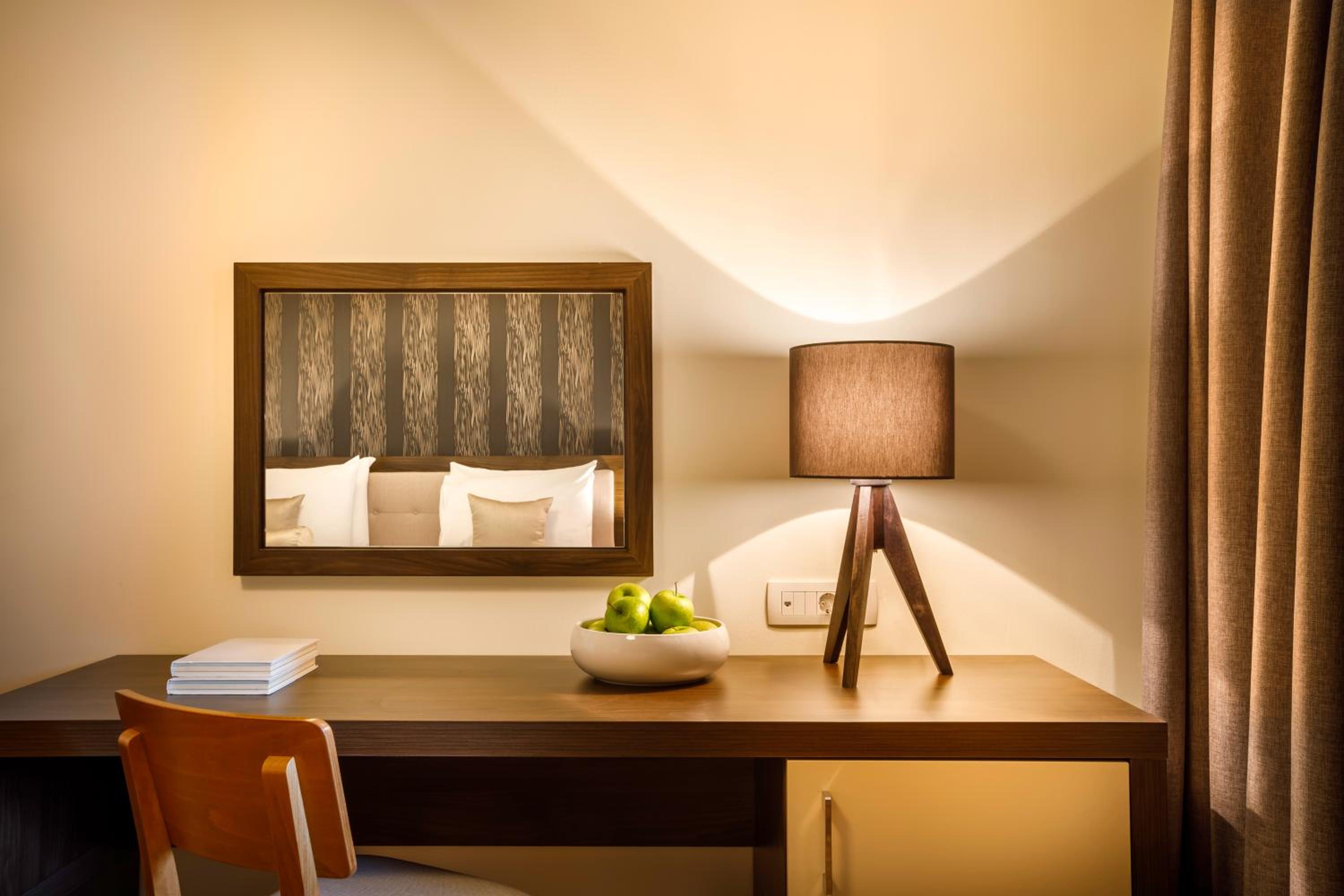 Standard Double Room with Balcony and Park View - Photo 6