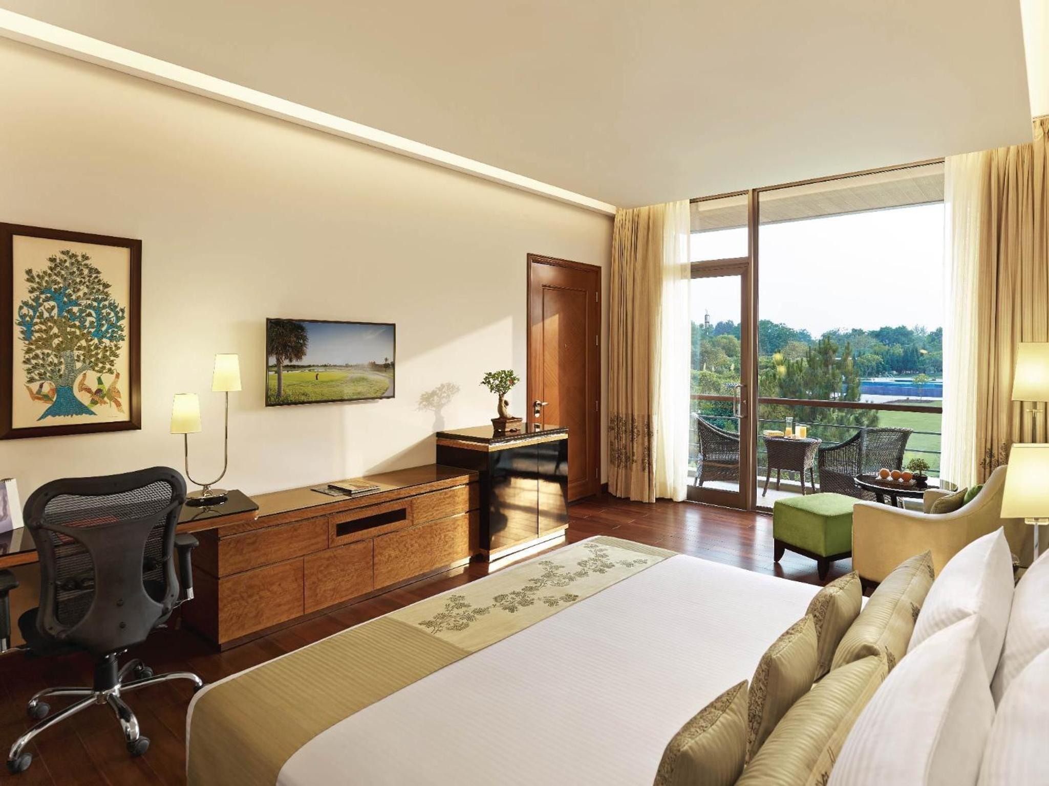 Luxury Room with Balcony – King Bed