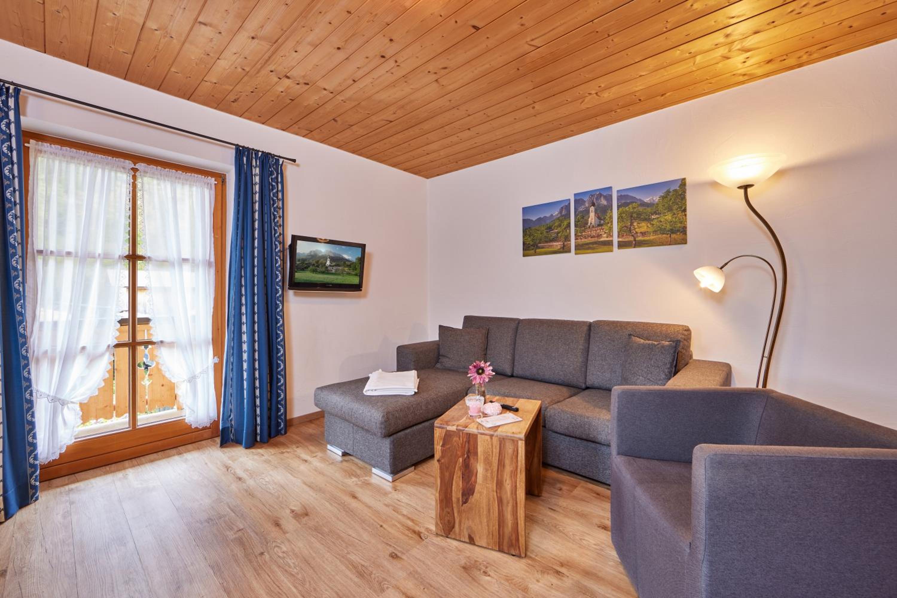 Holiday Apartment with Mountain View photo 2