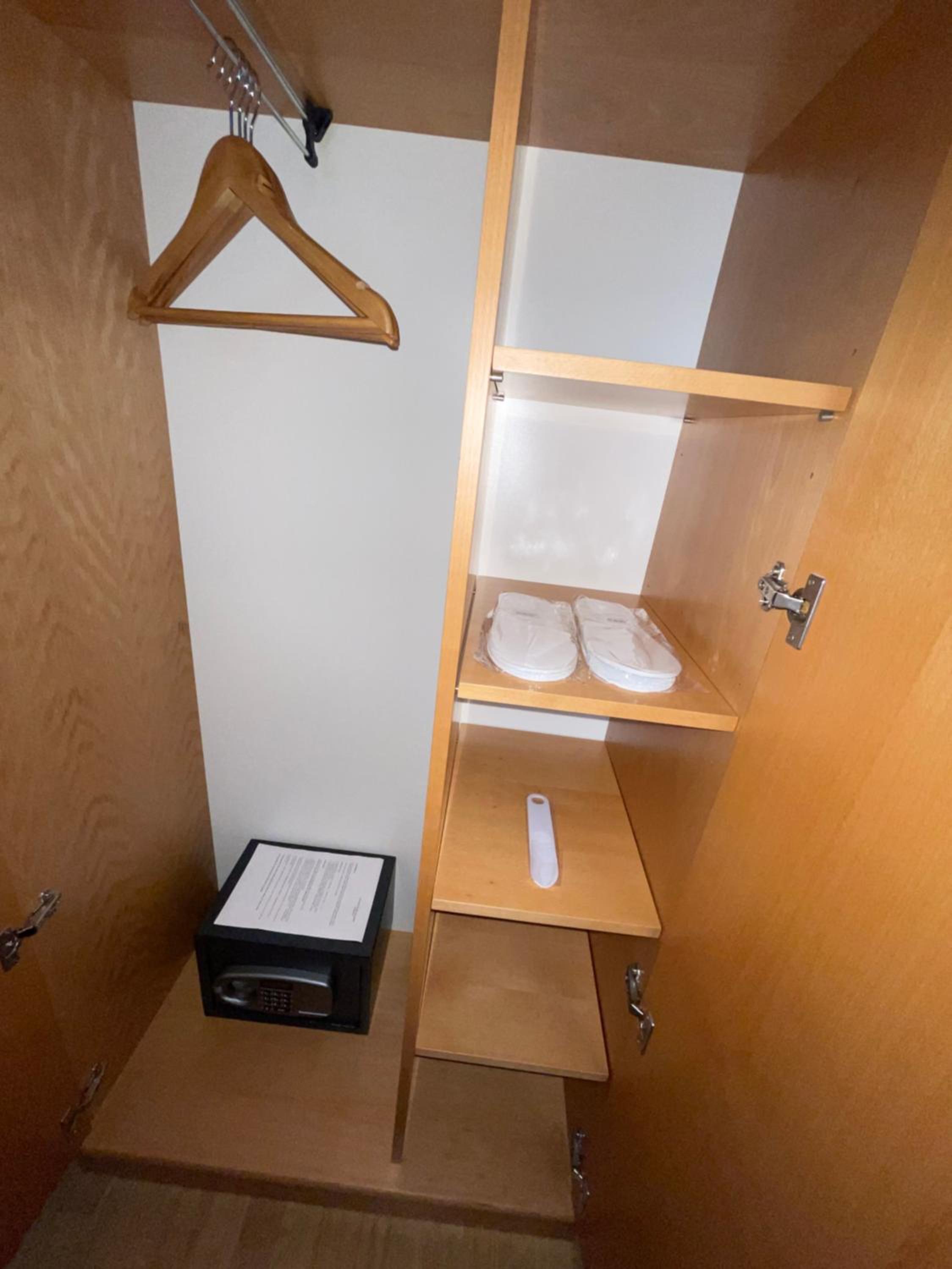 Double Room with Private Bathroom - Photo 2