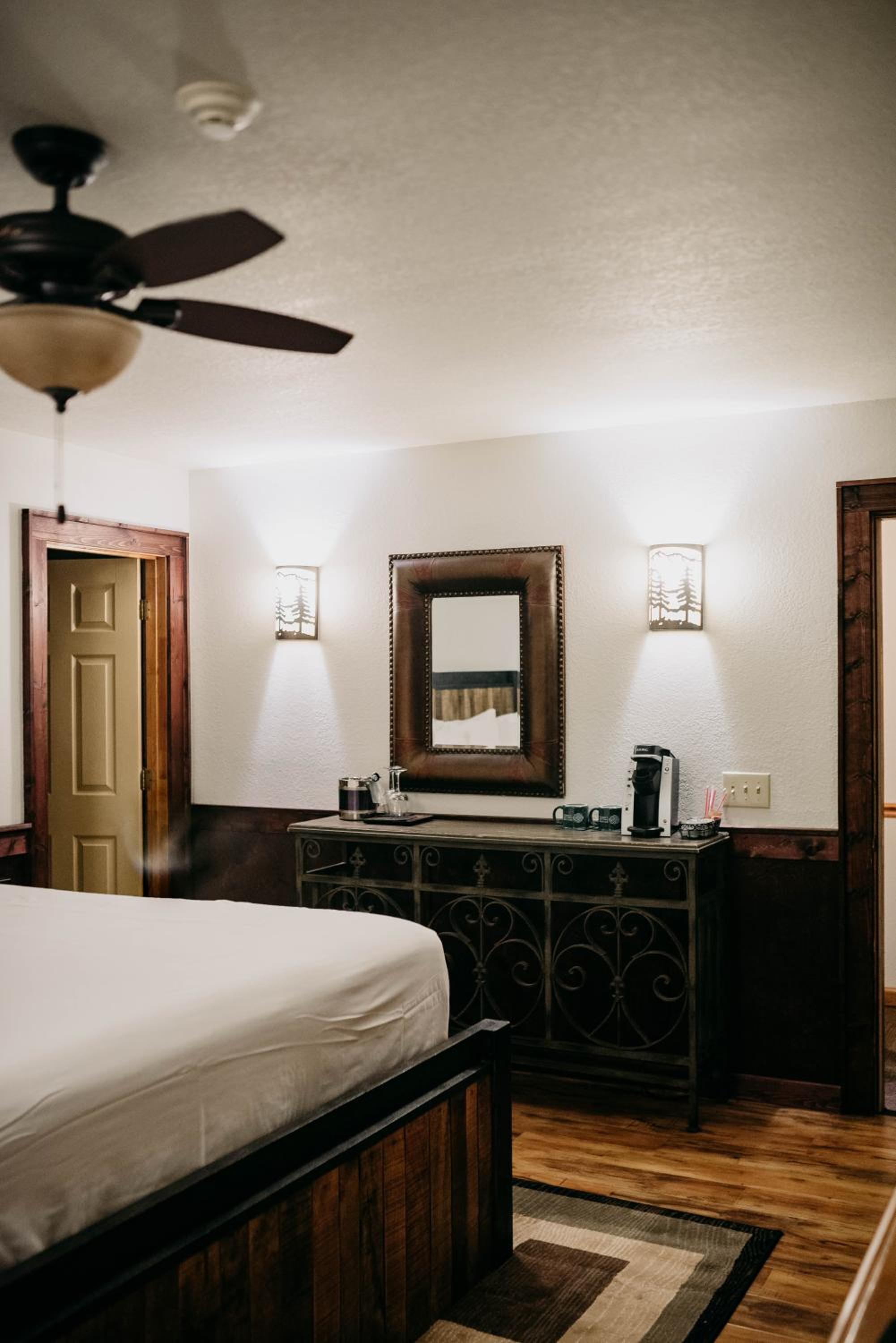 Standard King Room - Photo 10