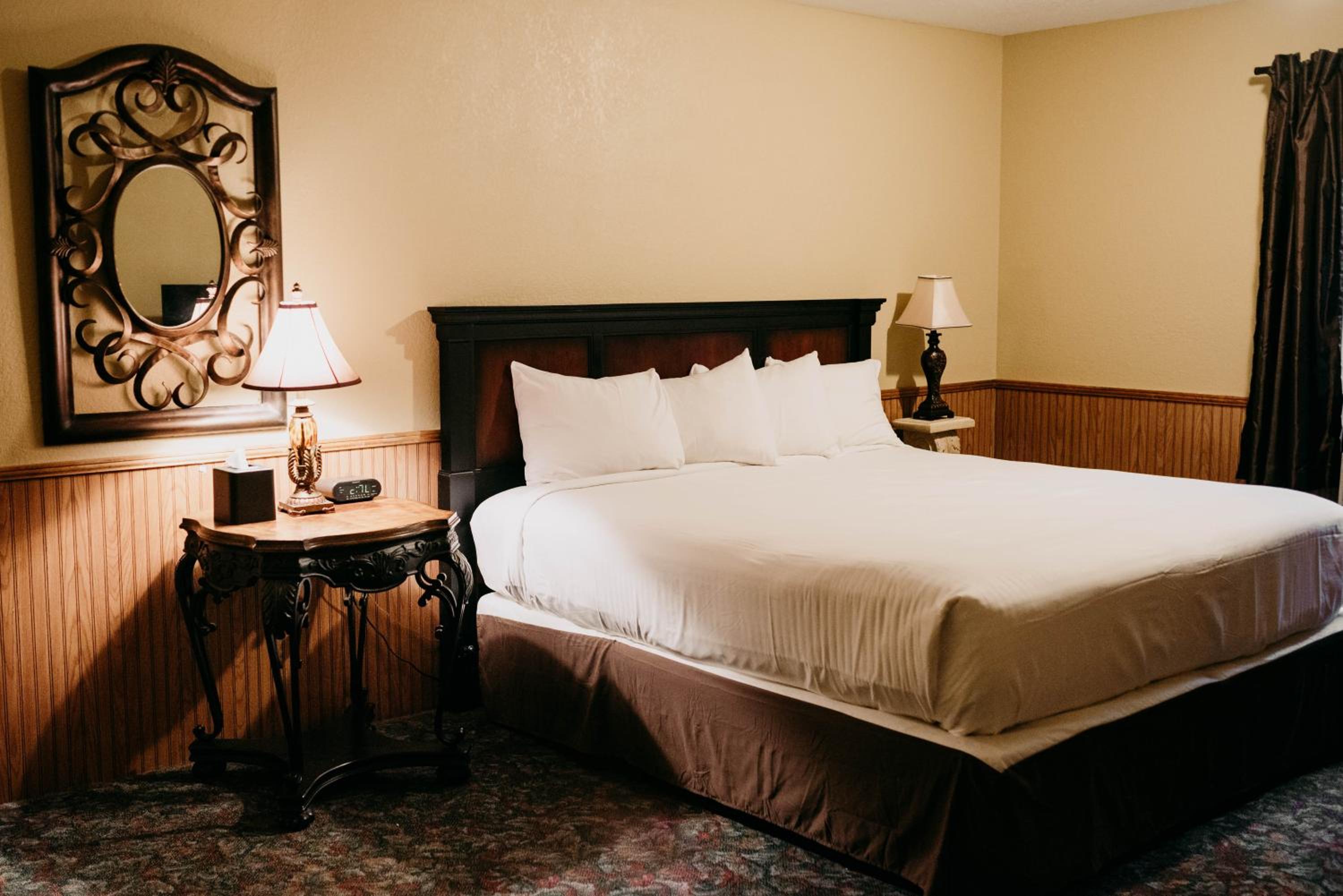 Standard King Room - Photo 7