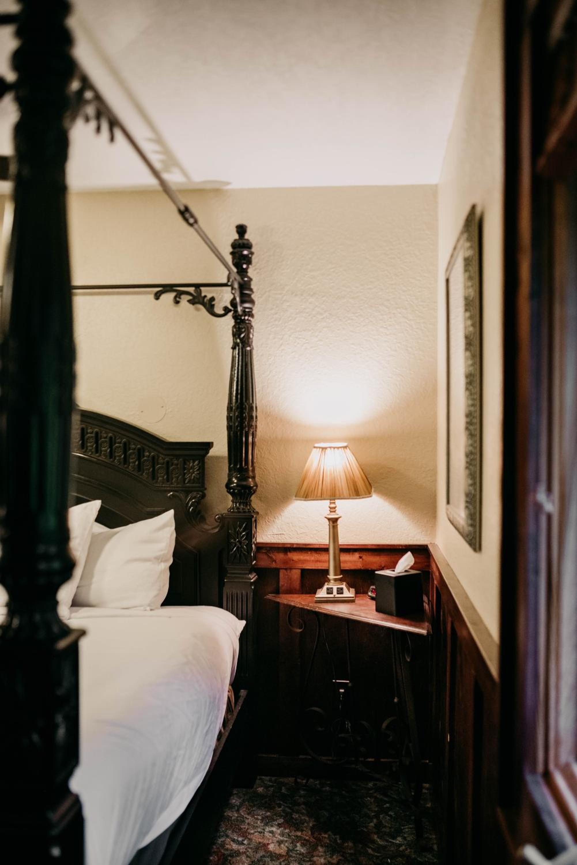 Standard King Room - Photo 5