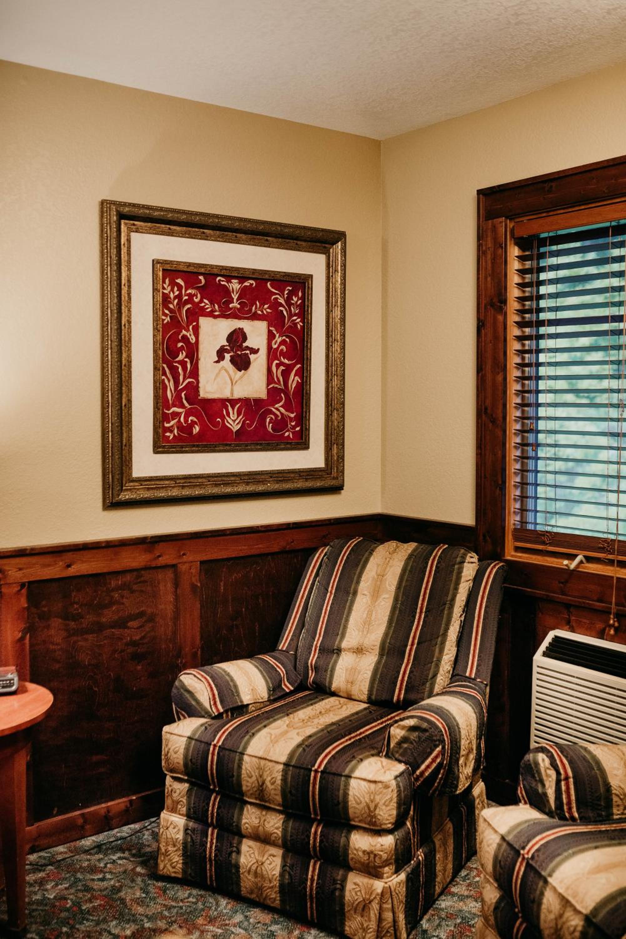 Standard King Room - Photo 15