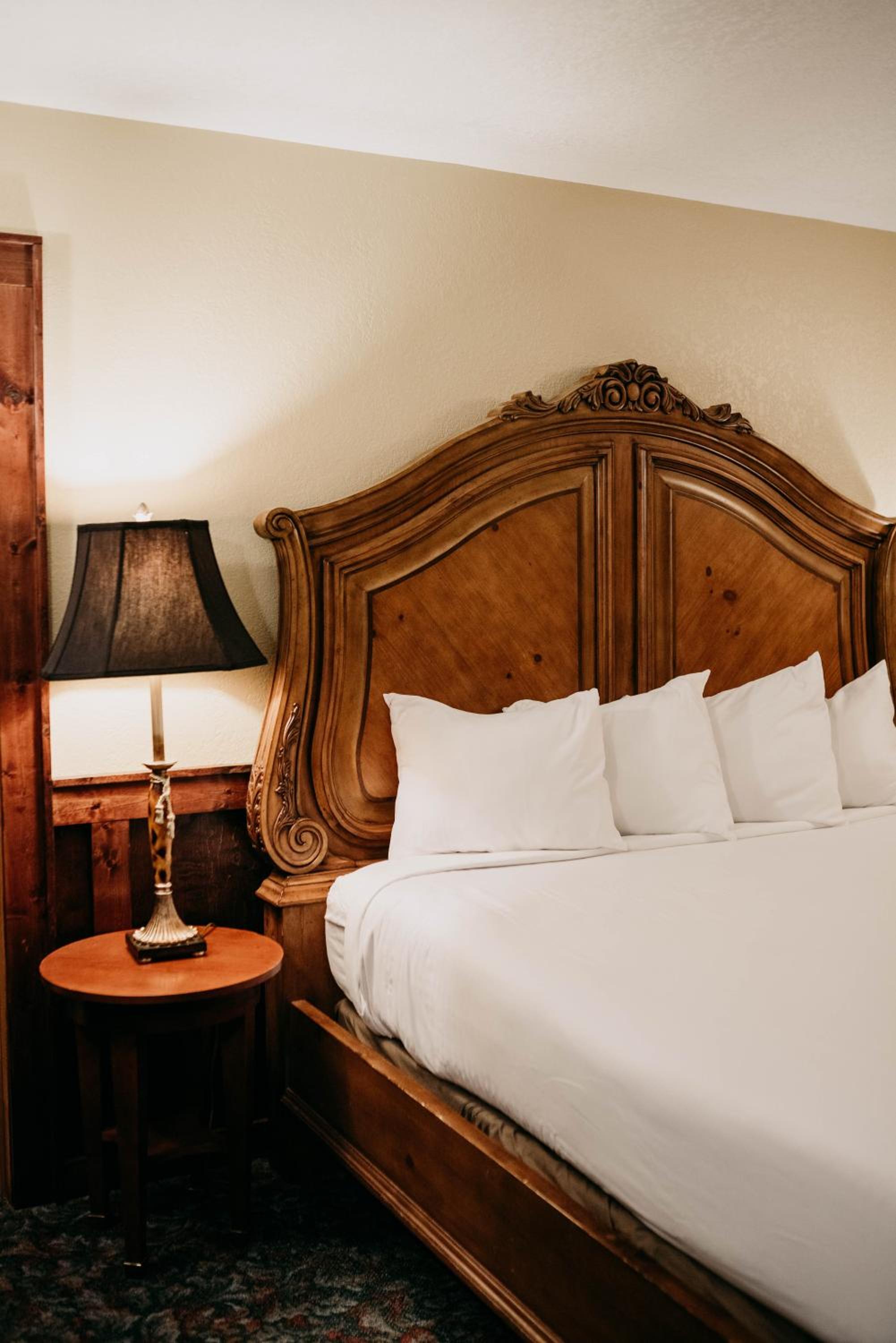 Standard King Room - Photo 14