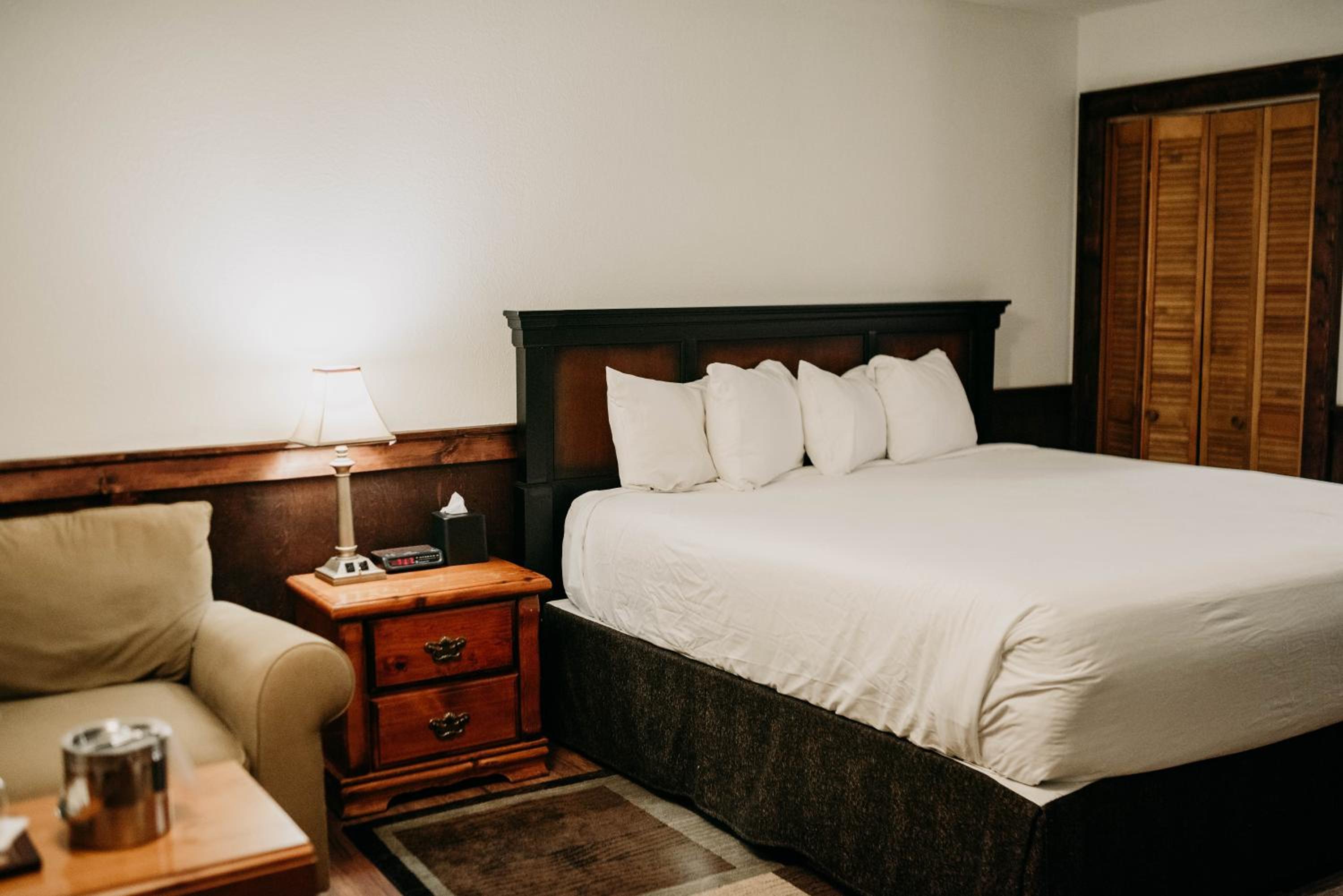 Standard King Room - Photo 11