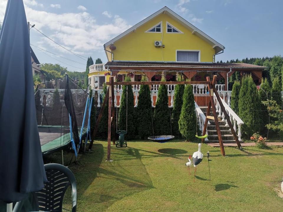 Six-Bedroom House photo 3