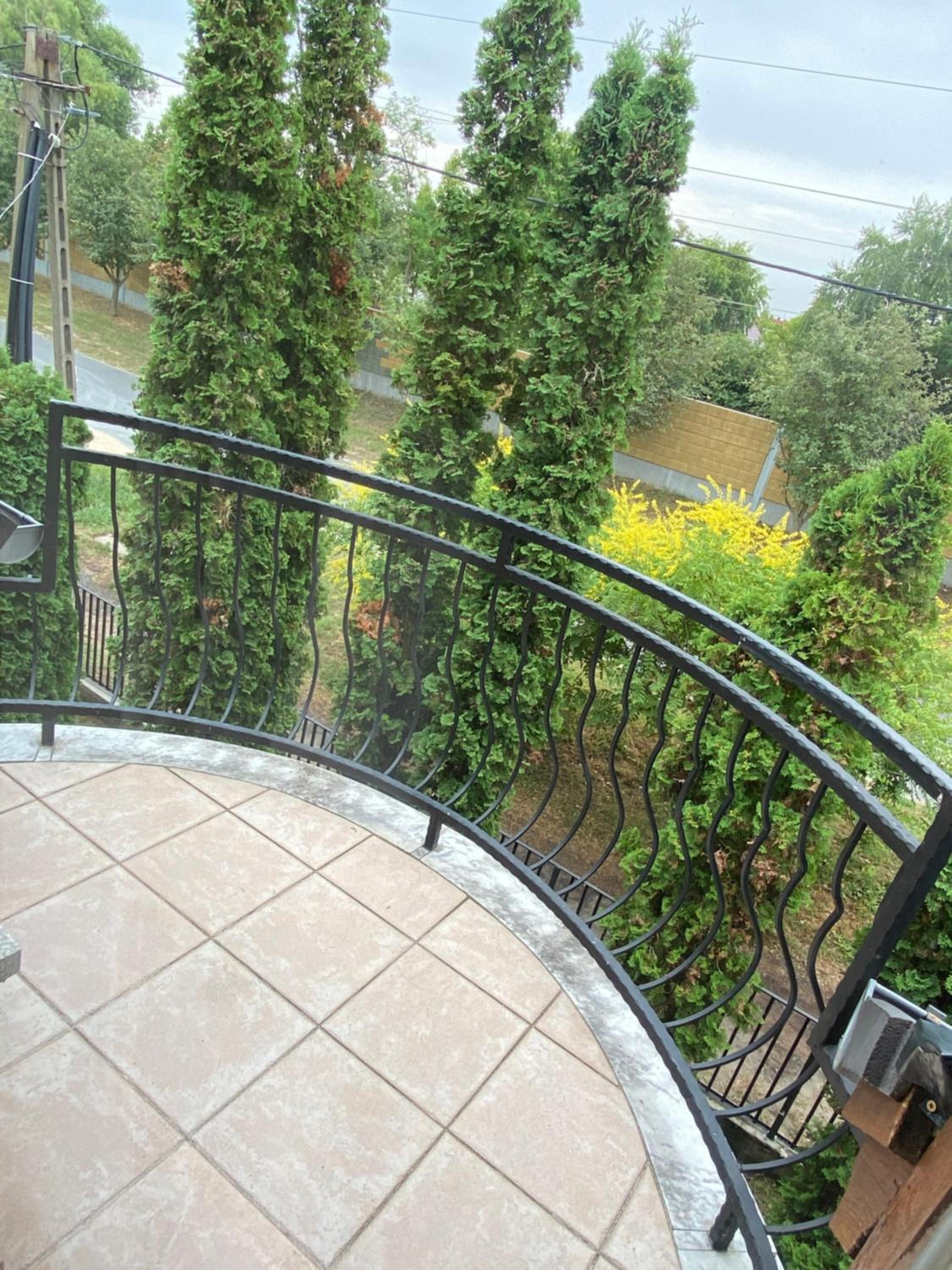 Six-Bedroom House - Photo 5