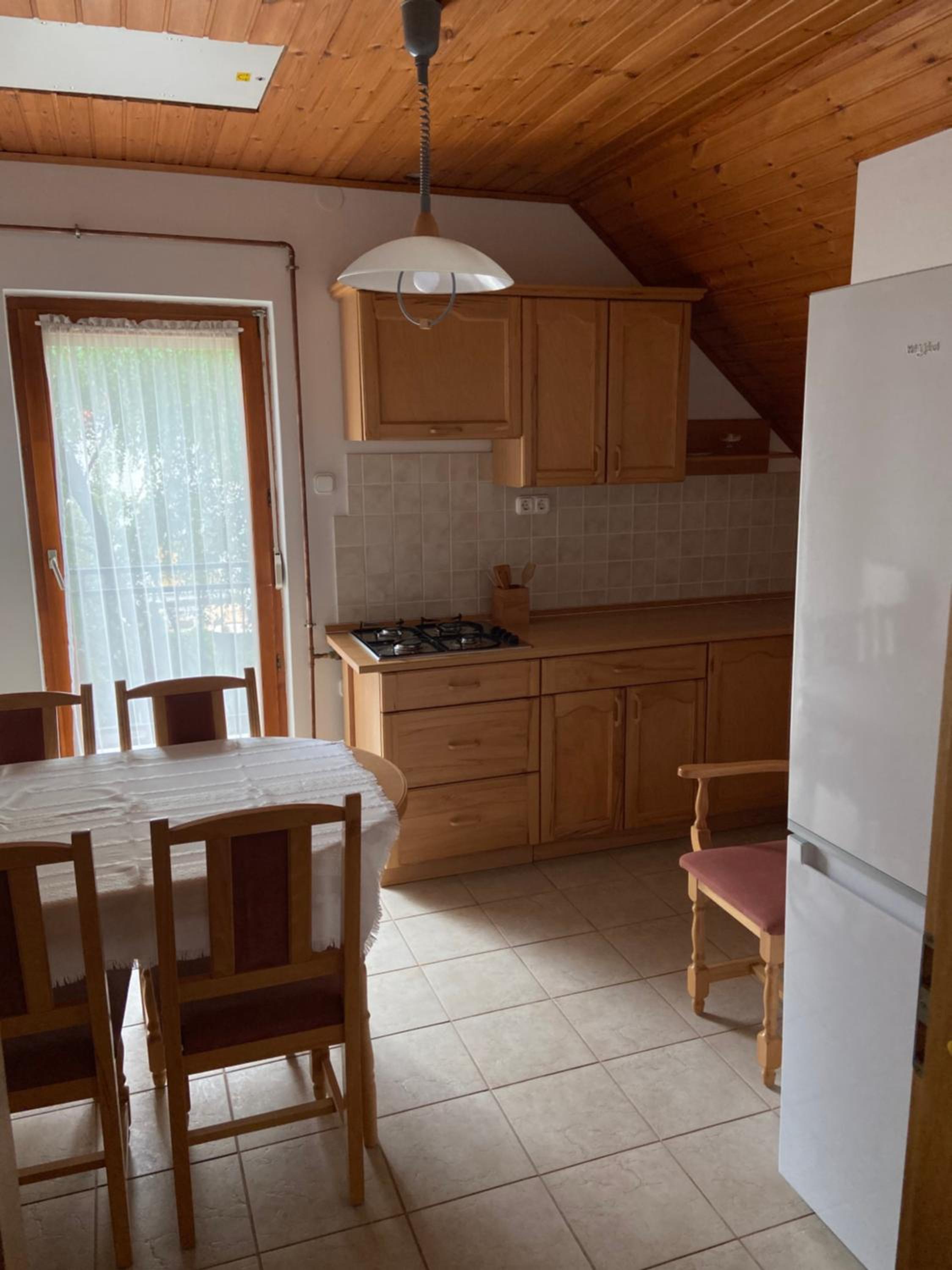 Six-Bedroom House - Photo 3