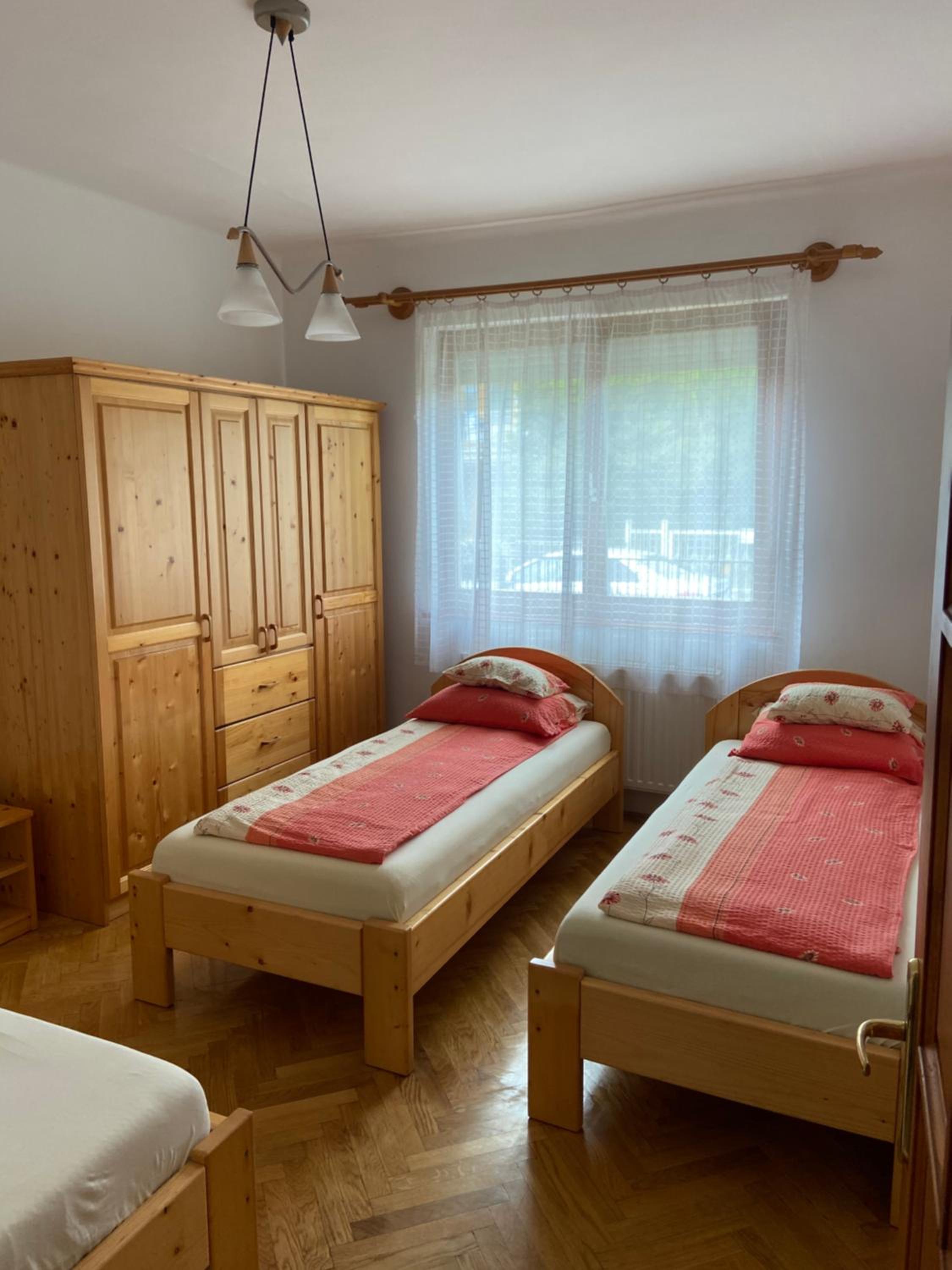 Six-Bedroom House - Photo 4