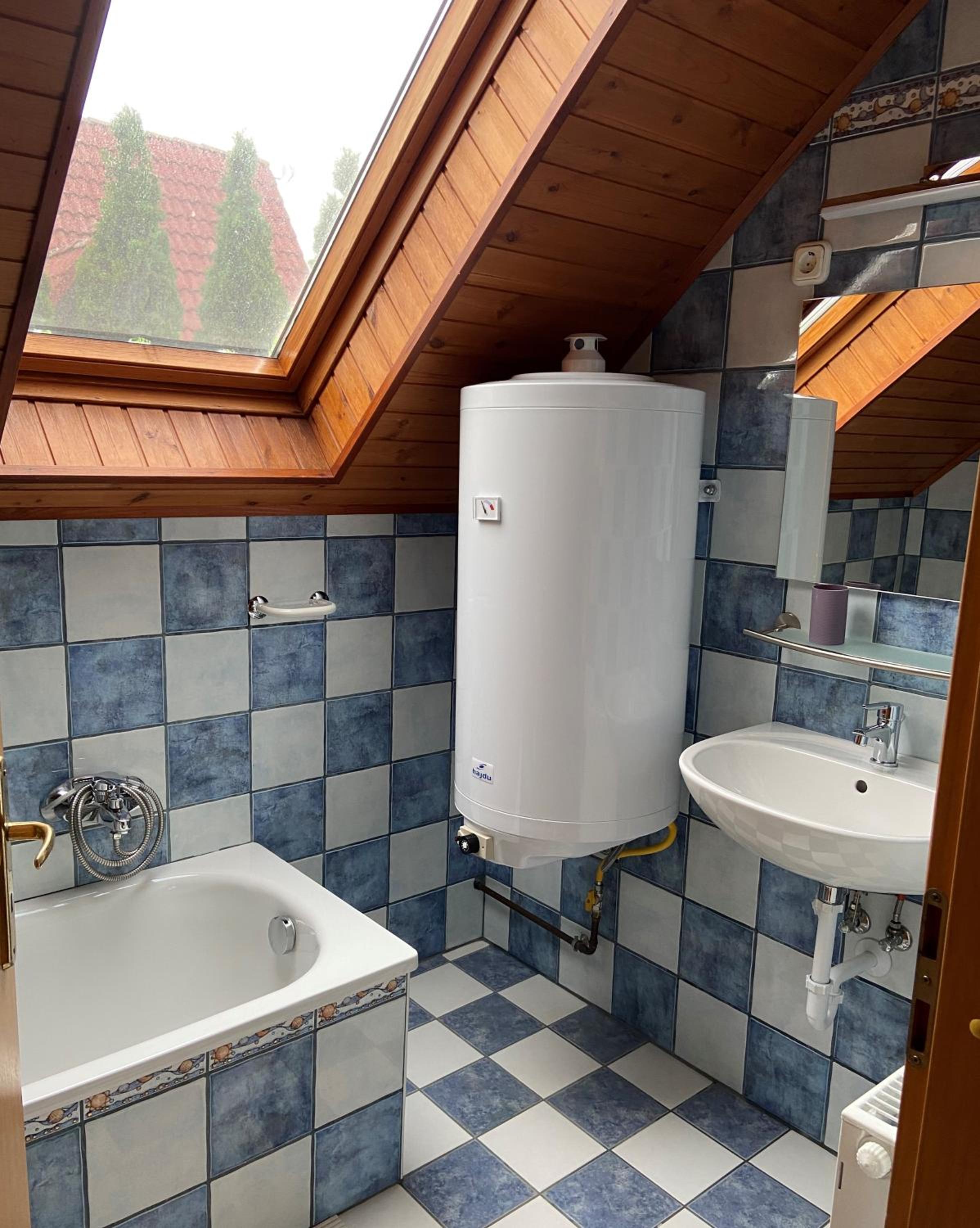 Six-Bedroom House - Photo 13