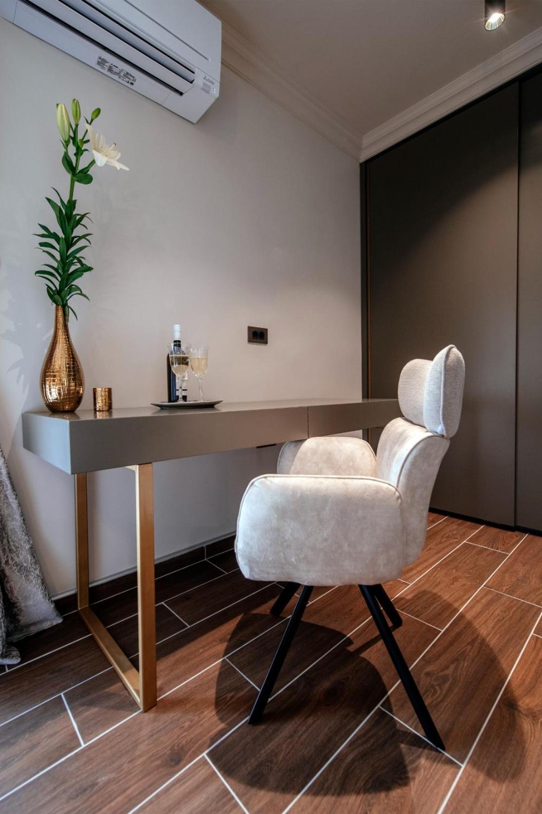 Double or Twin Room with Bathroom - Photo 11