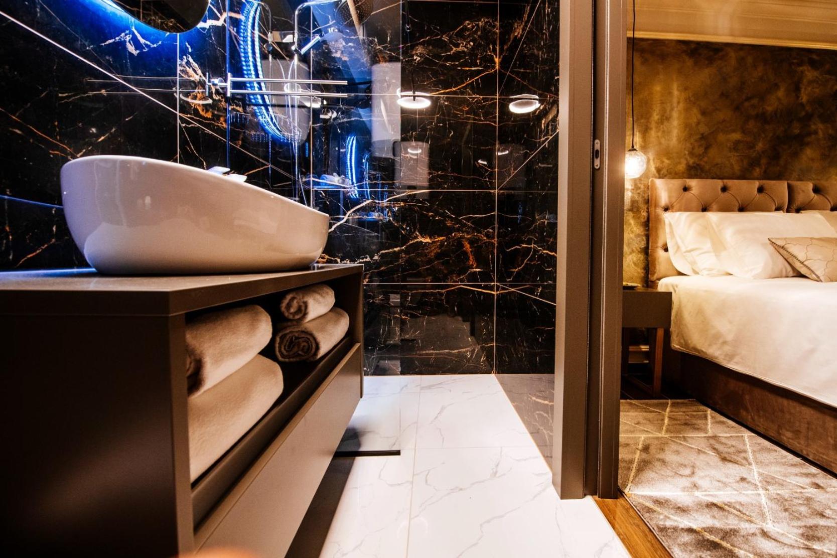 Double or Twin Room with Bathroom - Photo 15