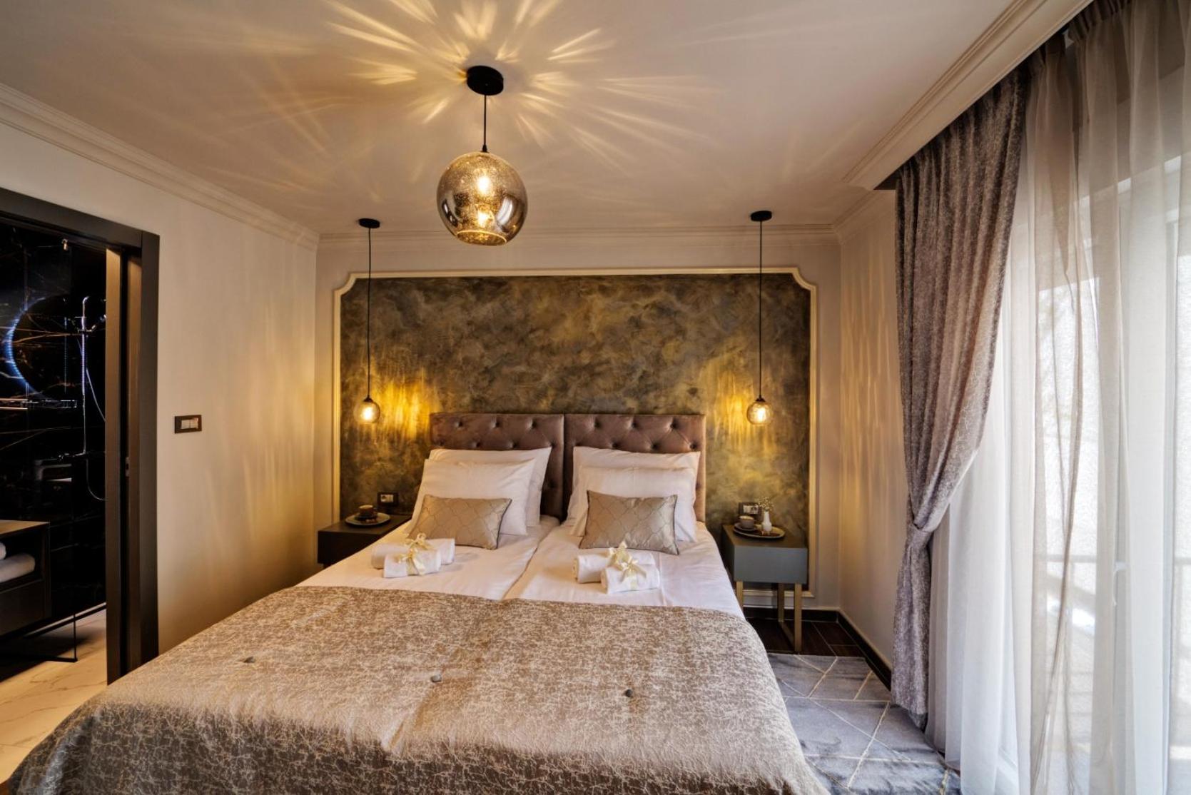 Double or Twin Room with Bathroom - Photo 2