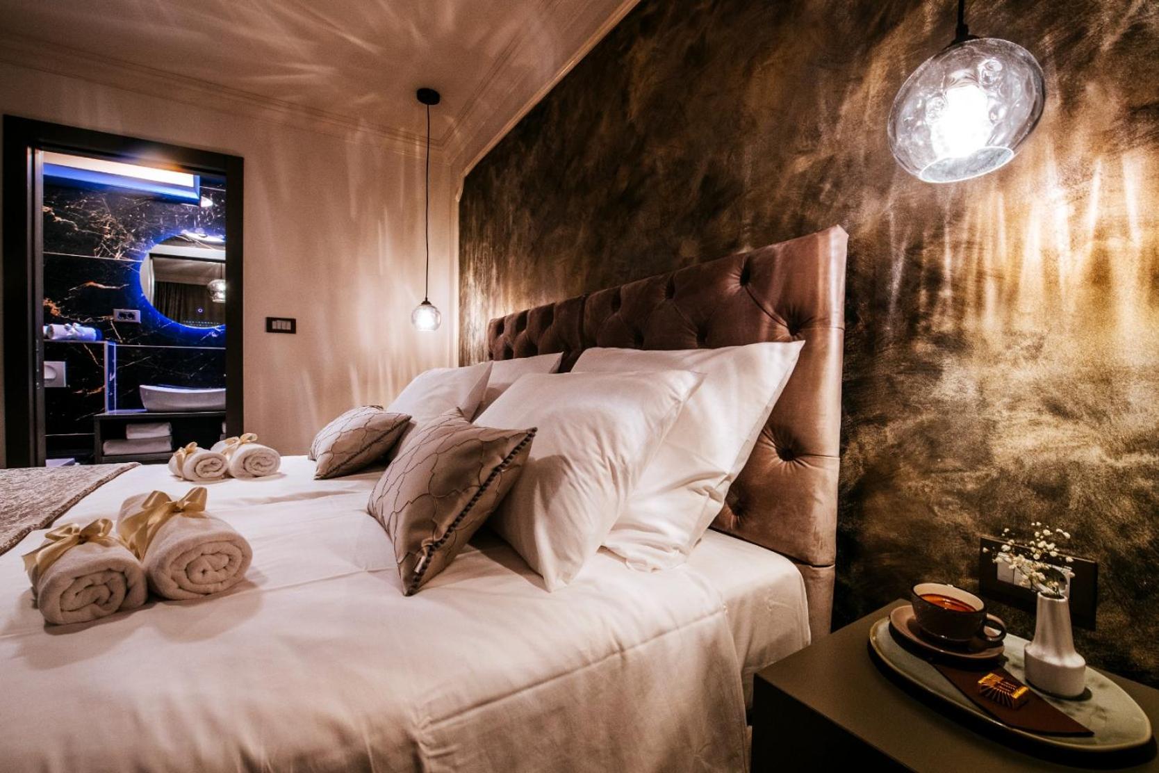 Double or Twin Room with Bathroom - Photo 4