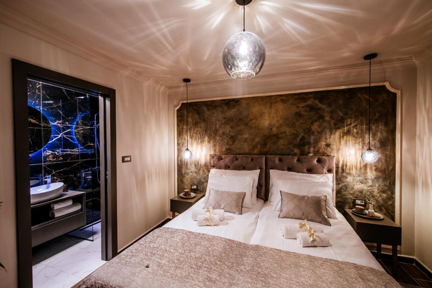 Double or Twin Room with Bathroom - Photo 13