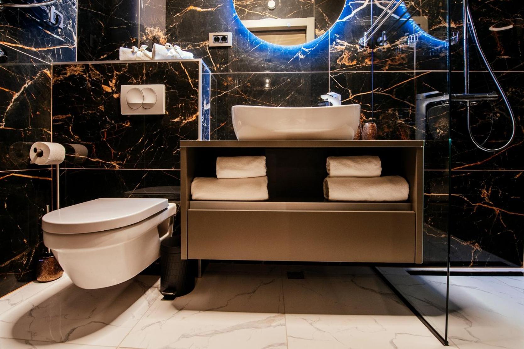Double or Twin Room with Bathroom - Photo 16
