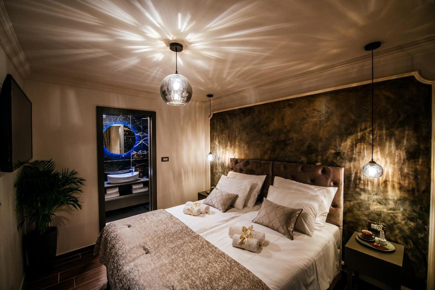 Double or Twin Room with Bathroom - Photo 3