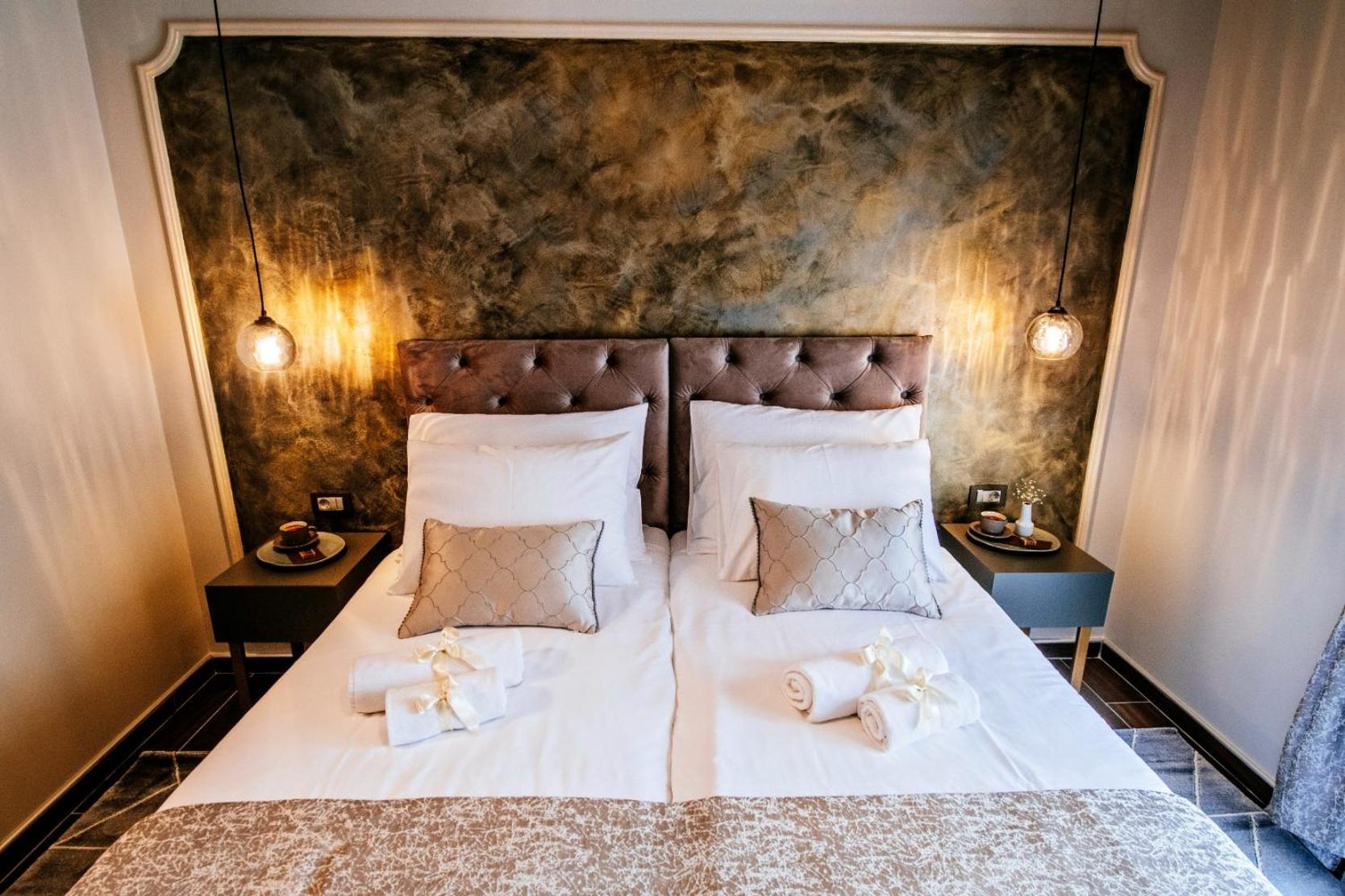 Double or Twin Room with Bathroom - Photo 8